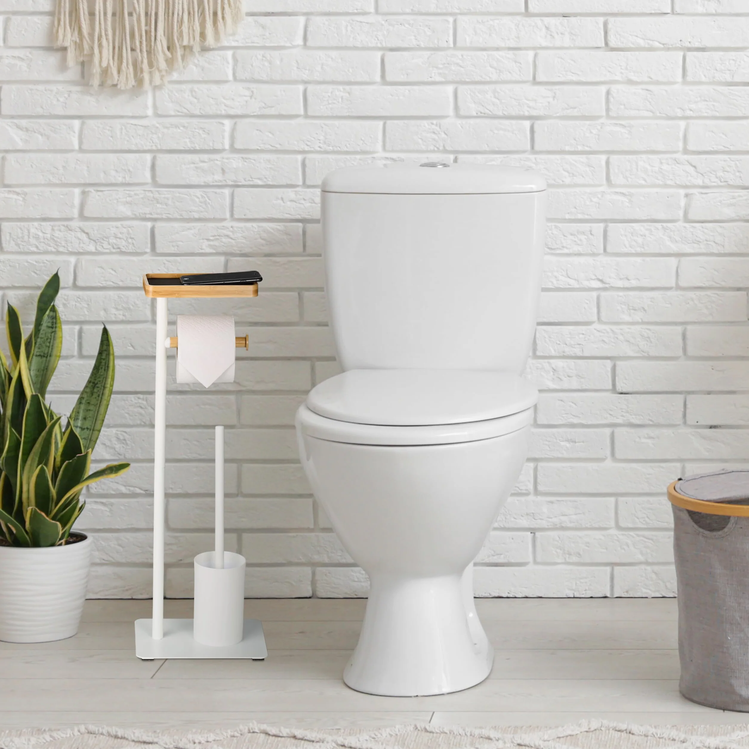 Relaxdays Escobillero y Portarrollos para Baño, Bambú y Hierro, Independiente, Escobilla con Soporte, Blanco/Natural