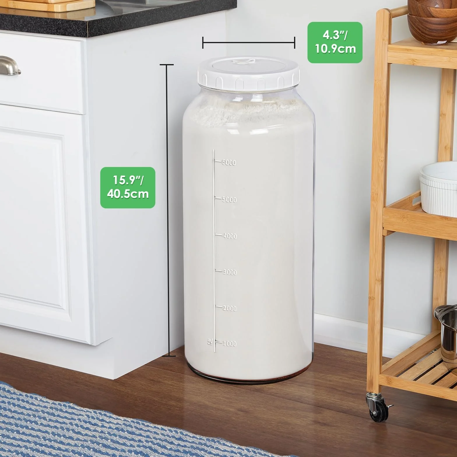 Qianfenie Tarro de vidrio de 2 galones con tapa hermética, suministros para hacer vino de boca ancha con 2 cierres de aire (7600 ml), tarro de fermentación de galón con marcas de escala transparentes