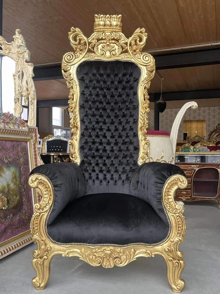 CasAmin Home & Living Sillón gigante con corona dorada, trono de terciopelo negro con mechones de pelo en estilo barroco con acabado dorado para decoración comercial como decoración de fiestas y