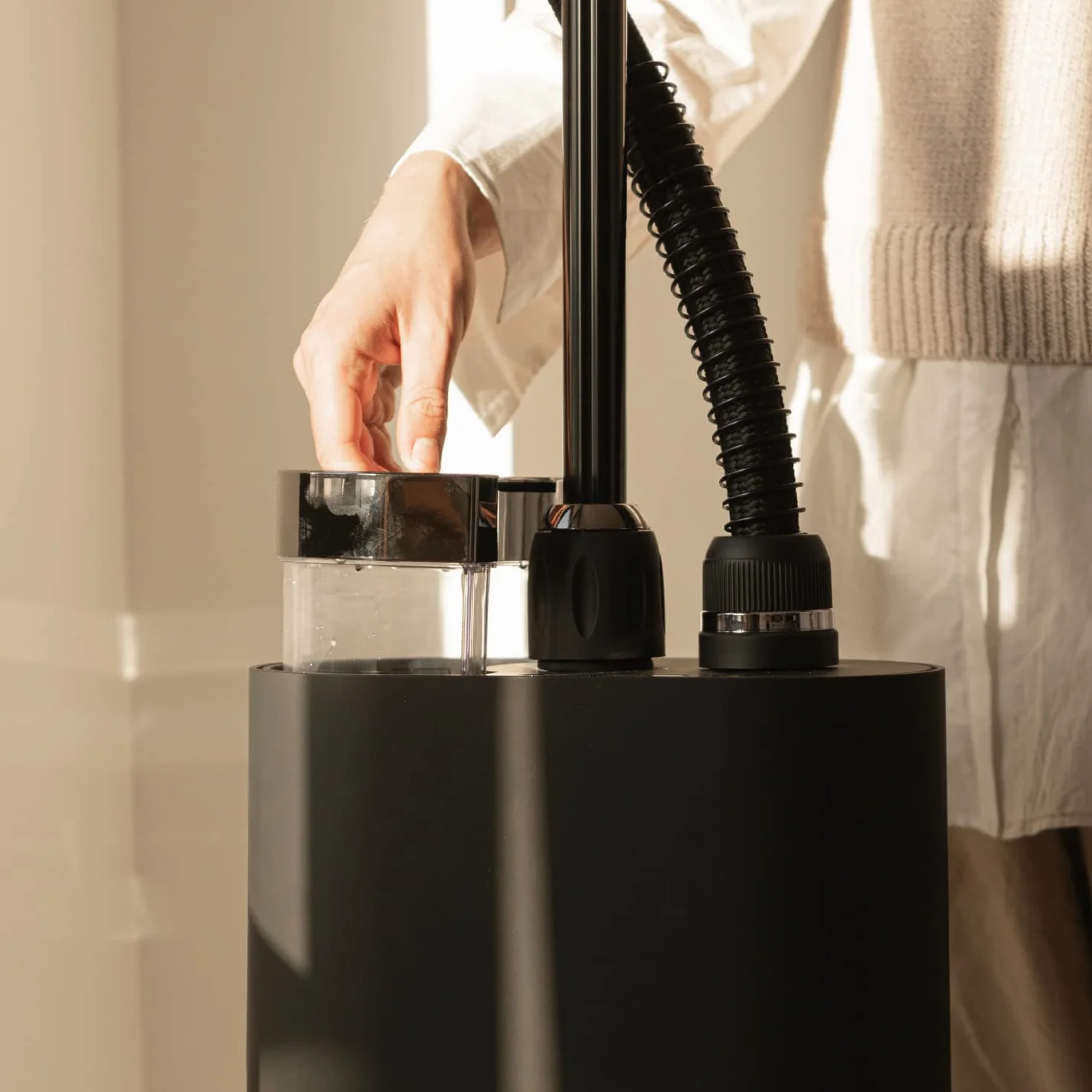 SteamOne - Plancha de vapor 2000 W, 42 g/min - Plancha vertical - 1 hora de autonomía - Lista para usar en 60 segundos - Start&Stop - Apagado automático - Sistema antical - Stilys SY70SB