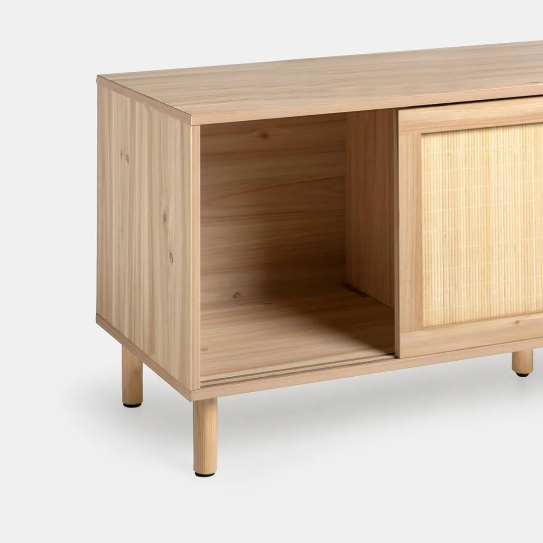 Mueble TV Timor, acabado madera y bambú natural, estilo original y cálido, 2 puertas correderas, 2 estanterías, pasacables, dimensiones 140 x 54 Cm.