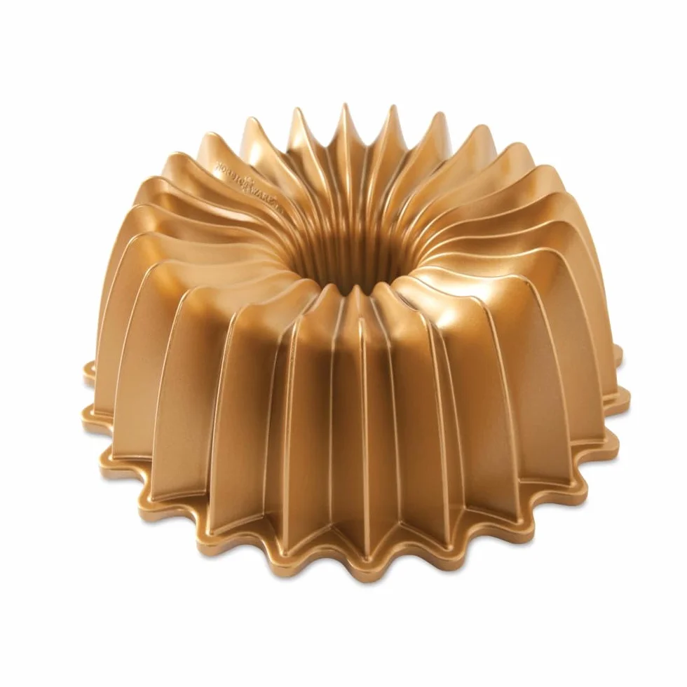 Brilliance Bundt Pan, molde de aluminio fundido para tartas con patrón radiante, utensilios para hornear de primera calidad fabricados en los Estados Unidos, dorado