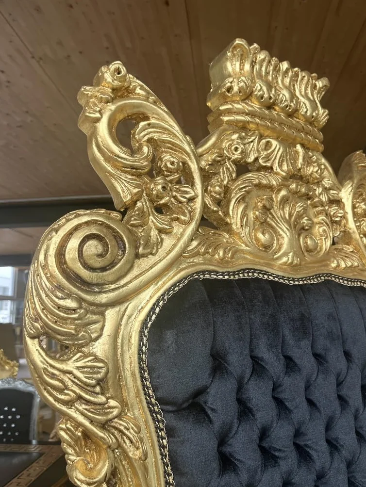 CasAmin Home & Living Sillón gigante con corona dorada, trono de terciopelo negro con mechones de pelo en estilo barroco con acabado dorado para decoración comercial como decoración de fiestas y