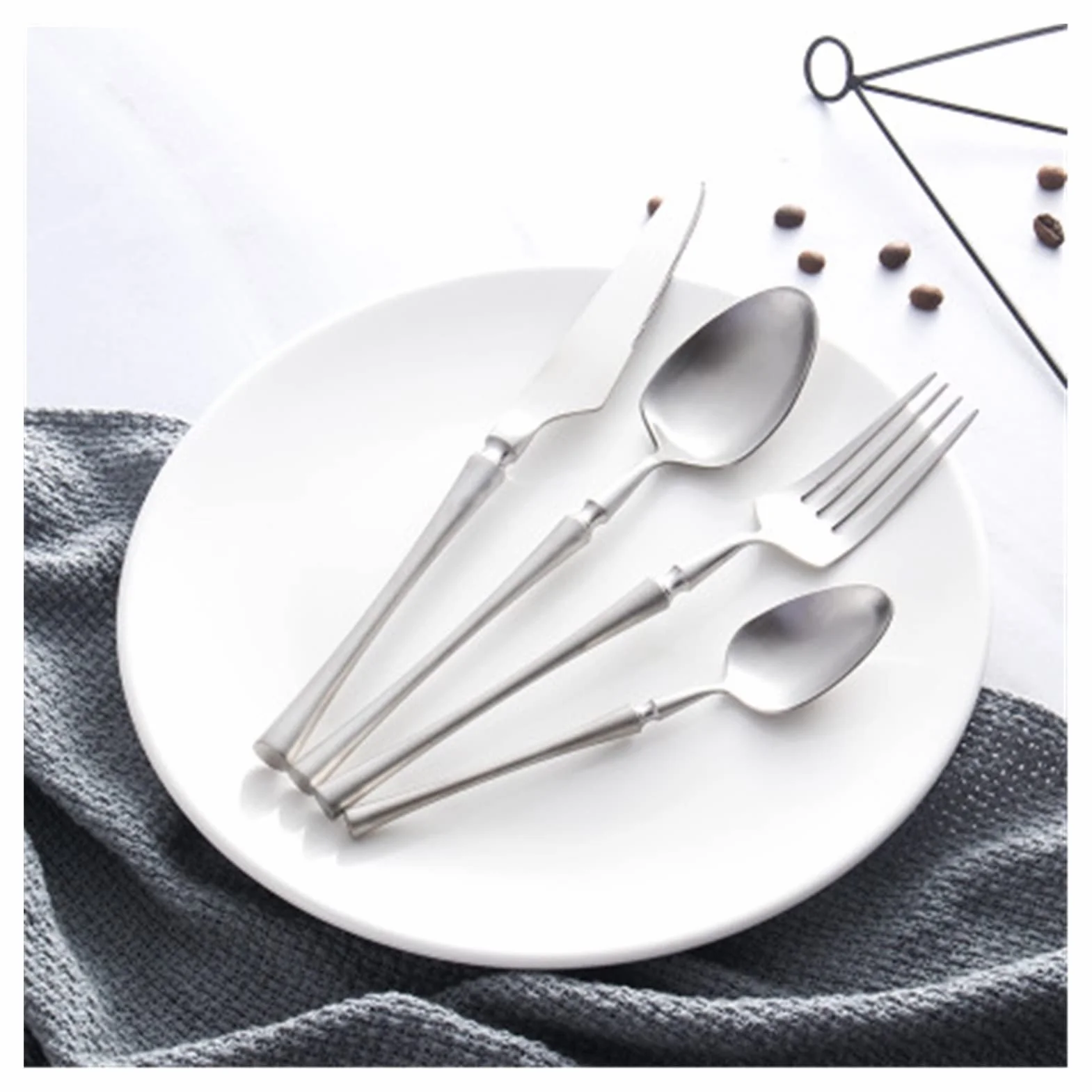 Genérico Juego De Cubiertos De Acero Inoxidable, Cubiertos para Fiestas De 24 Piezas, Cubiertos para Banquetes De Boda, Cuchillo, Tenedor Y Cuchara De Acero Inoxidable Duraderos
