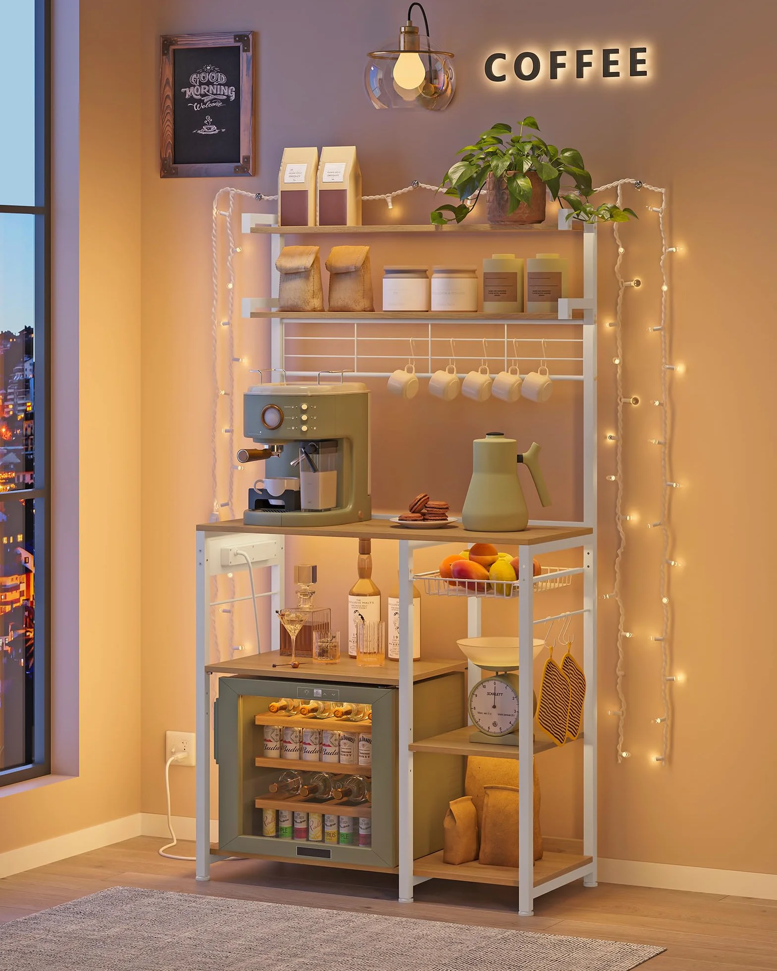VASAGLE Estantería de Cocina con Enchufes, Estantería de Panadería, Barra de Café, 8 Ganchos en S, Cesta, Especiero, 40 x 90 x 165,5 cm, Roble Dorado y Blanco Nube KKS031Y19
