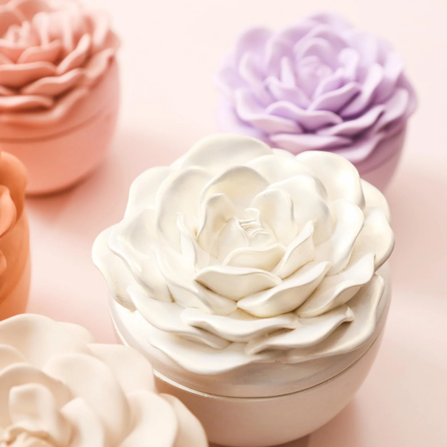 BOOWAN NICOLE Tarros para velas con tapa de flor de rosa y moldes de silicona de 70 ml para rellenar velas Jesmonite, candelabro de yeso para hacer velas artesanía (SH1074+LZ0698)