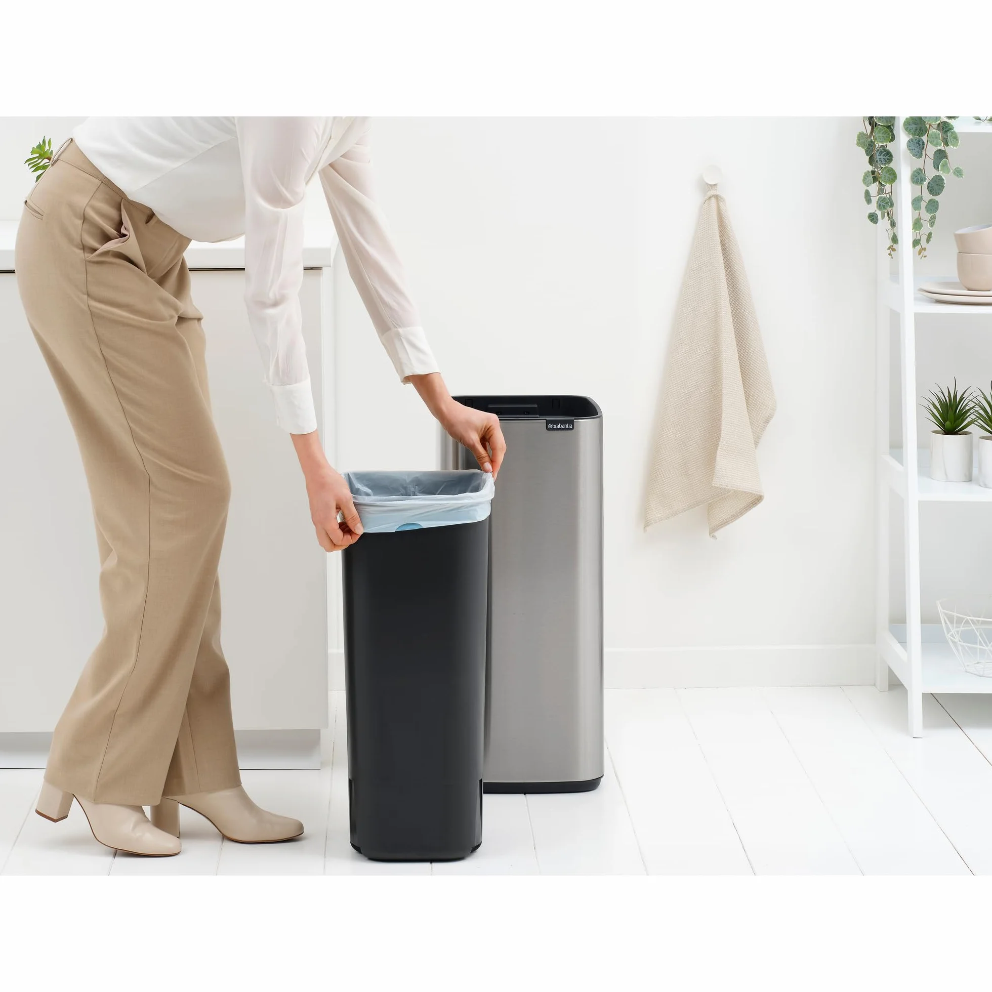 Brabantia Bo Touch Cubo de basura 30L (Plateado mate), cubo basura reciclaje rectangular y compacto, con sistema de abertura Soft-Touch, papelera cocina con cubo extraíble, incluye bolsas PerfectFit