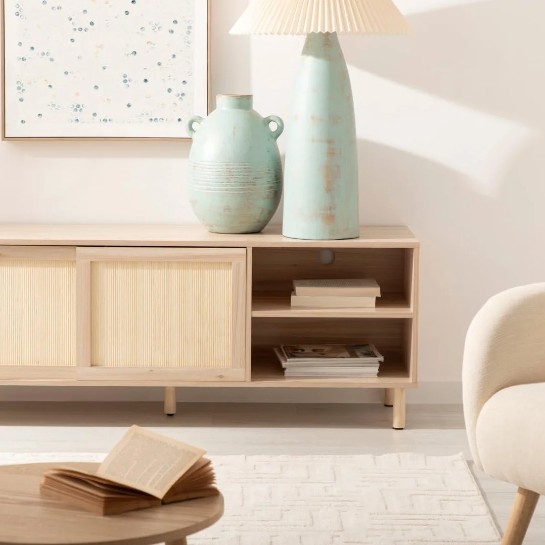 Mueble TV Timor, acabado madera y bambú natural, estilo original y cálido, 2 puertas correderas, 2 estanterías, pasacables, dimensiones 140 x 54 Cm.