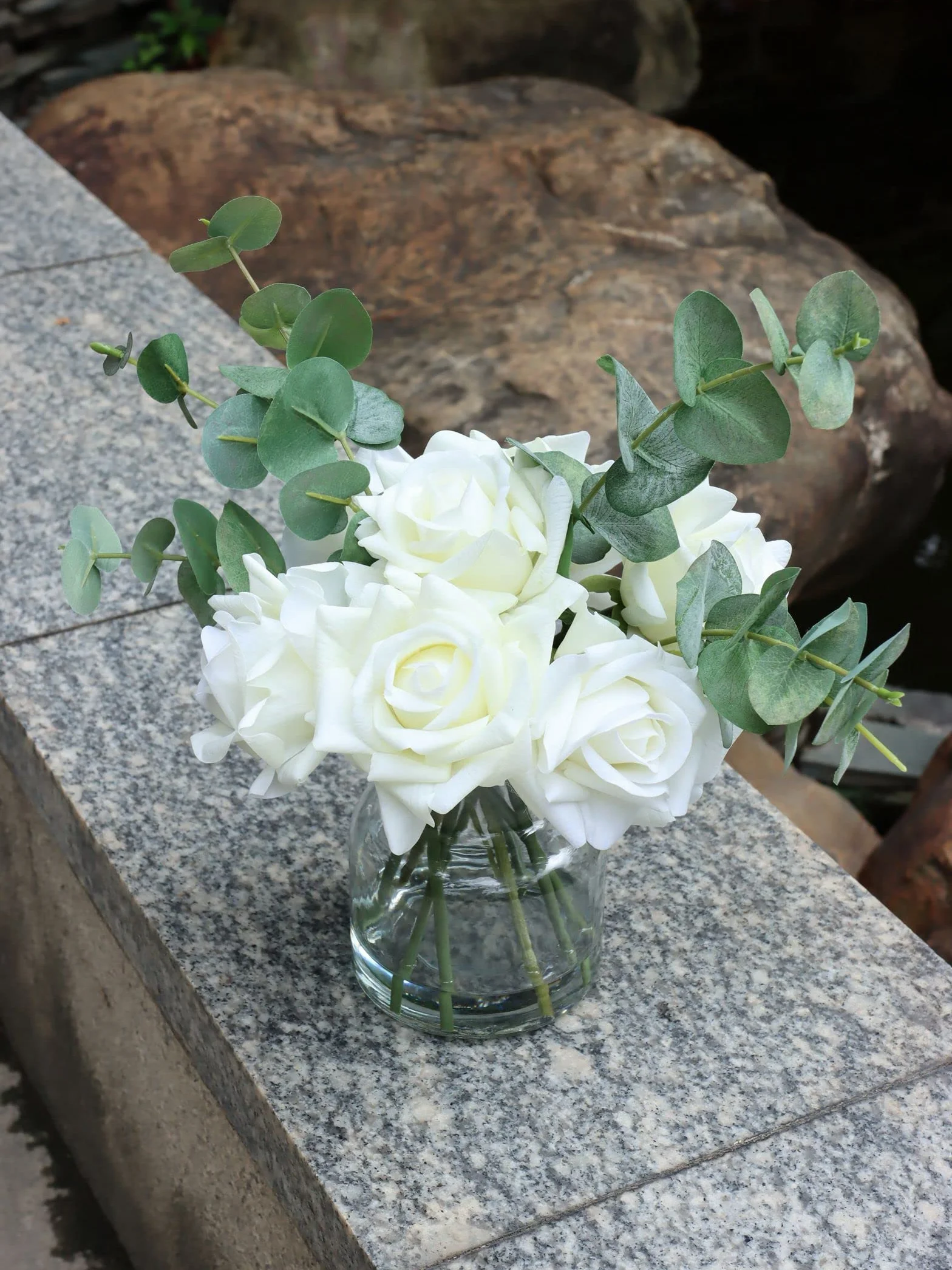 Flores Artificiales de 14 Pulgadas con Rosas Blancas en jarrón, Flores Falsas en jarrón de Agua Artificial, arreglos Florales de Seda en jarrón con Flores Artificiales para decoración de Mesa