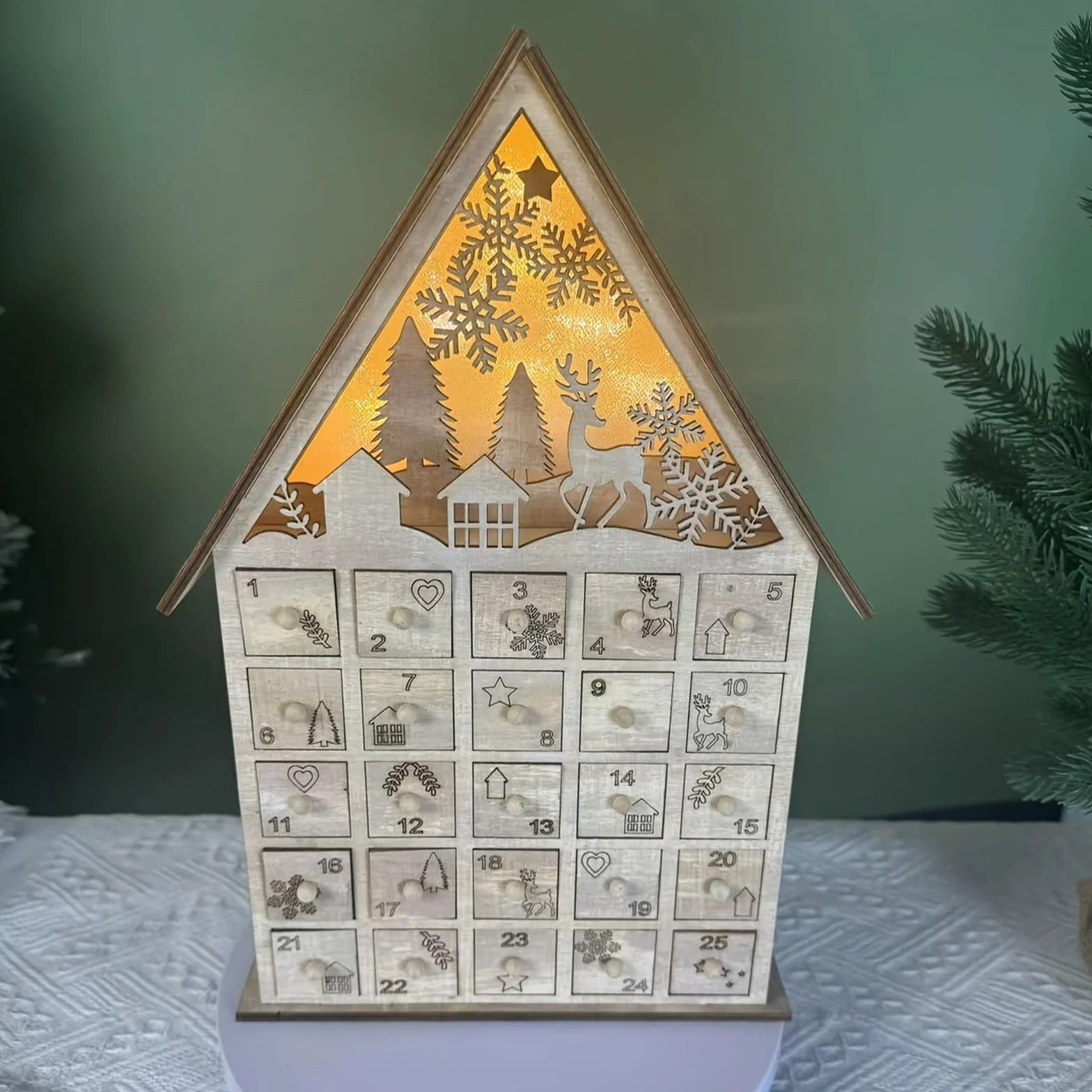 Calendario de madera con cuenta regresiva de árbol de Navidad y casa de renos con luces LED y cajón sorpresa
