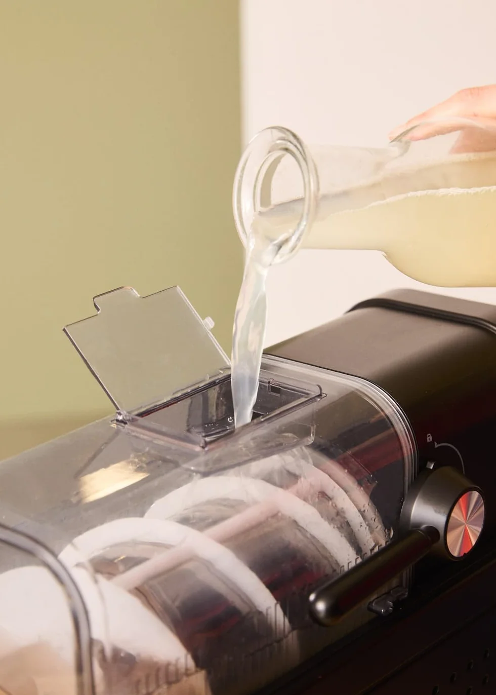 CREATE/SLUSH MAKER/Máquina de granizados y bebidas heladas/Capacidad de 2.6L. 6 programas pre-establecidos. control táctil. modo autolimpieza. bandeja antigoteo. fácil de transportar. 200W