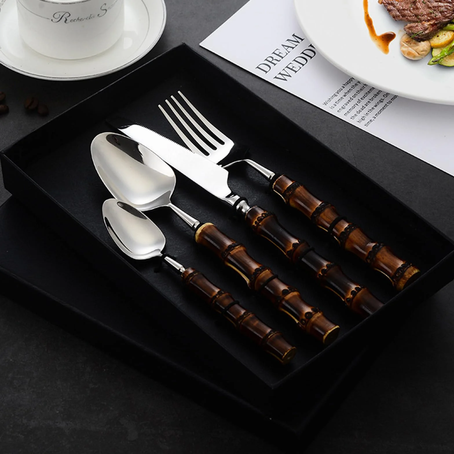 Este Juego de Cubiertos de bambú y Madera para 6 Personas Incluye un Elegante Juego de Cubiertos de Acero Inoxidable para la Mesa, Ideal para el hogar, la Cocina o el Restaurante. Cuenta con