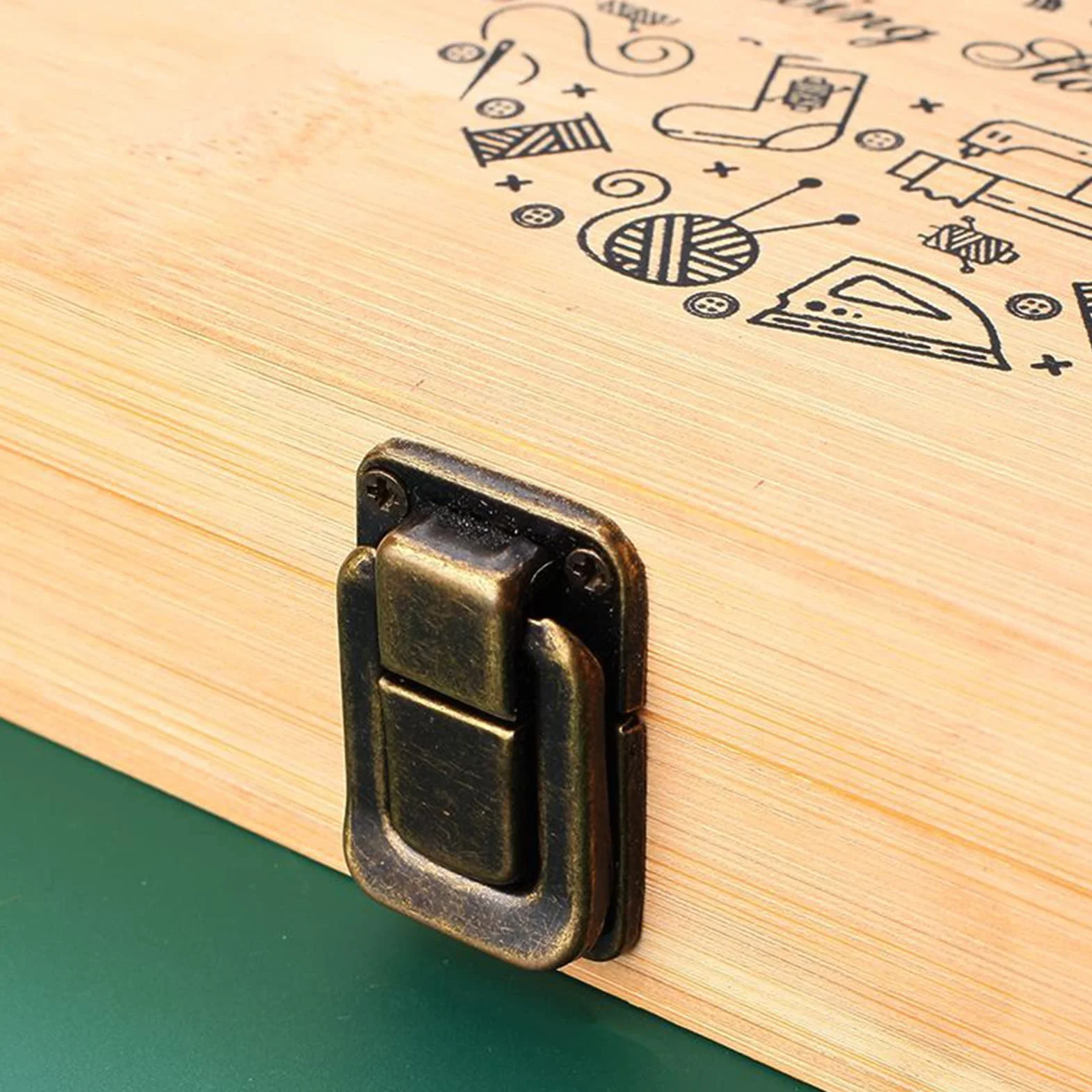 Zonizforceal Kit de costura completo de madera con cajas de hierro, set de suministros de costura para principiantes que incluye tijeras, botones, alfileres, hebillas, dedal, enhebrador y cinta