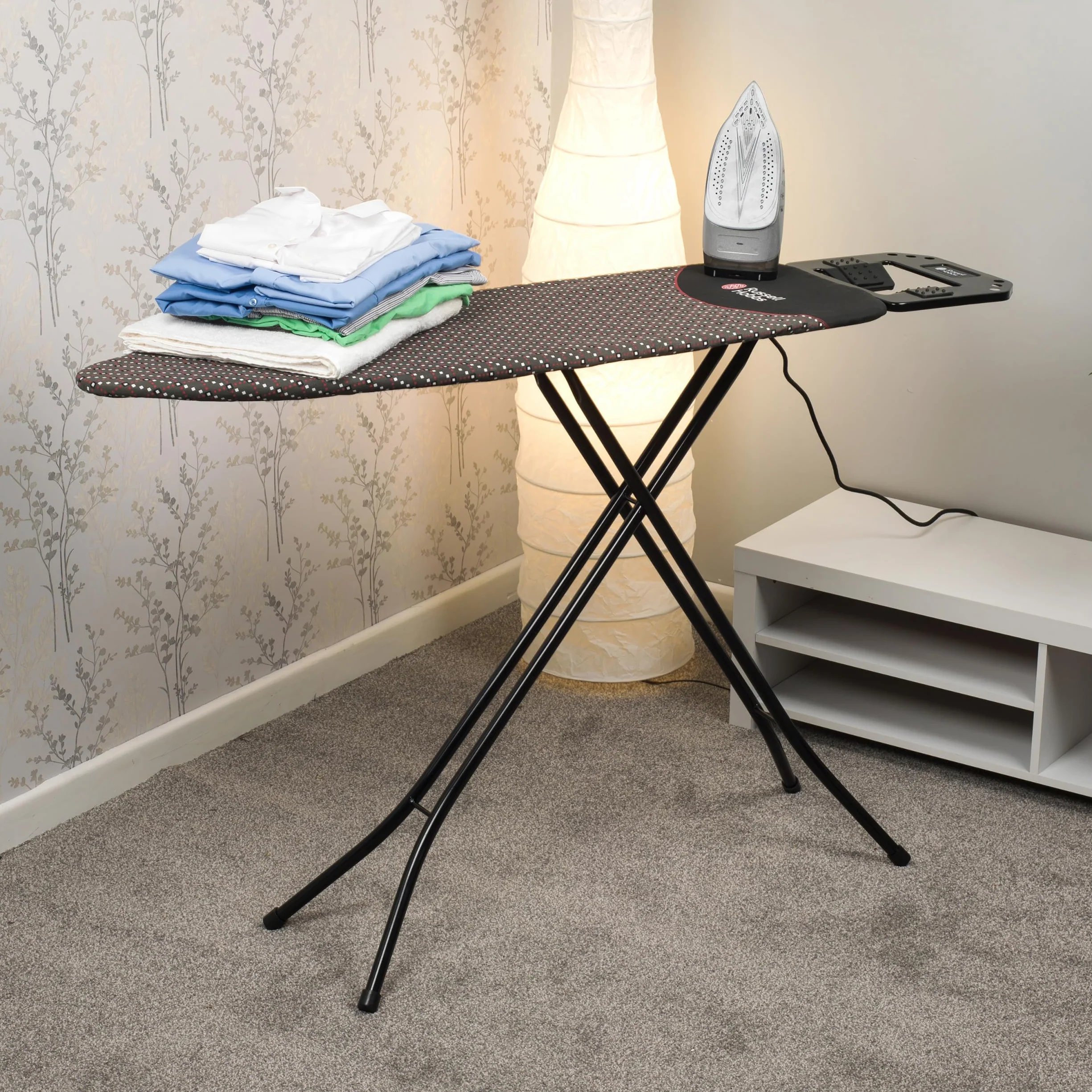 Russell Hobbs LA043153BLK Tabla De Planchar, Portátil Y Facil De Usar, con Ajustes De Altura, Patas Antideslizantes, Metal, Patas Antideslizantes, Incluye Soporte para Plancha, 122 x 38 x 90, Negro