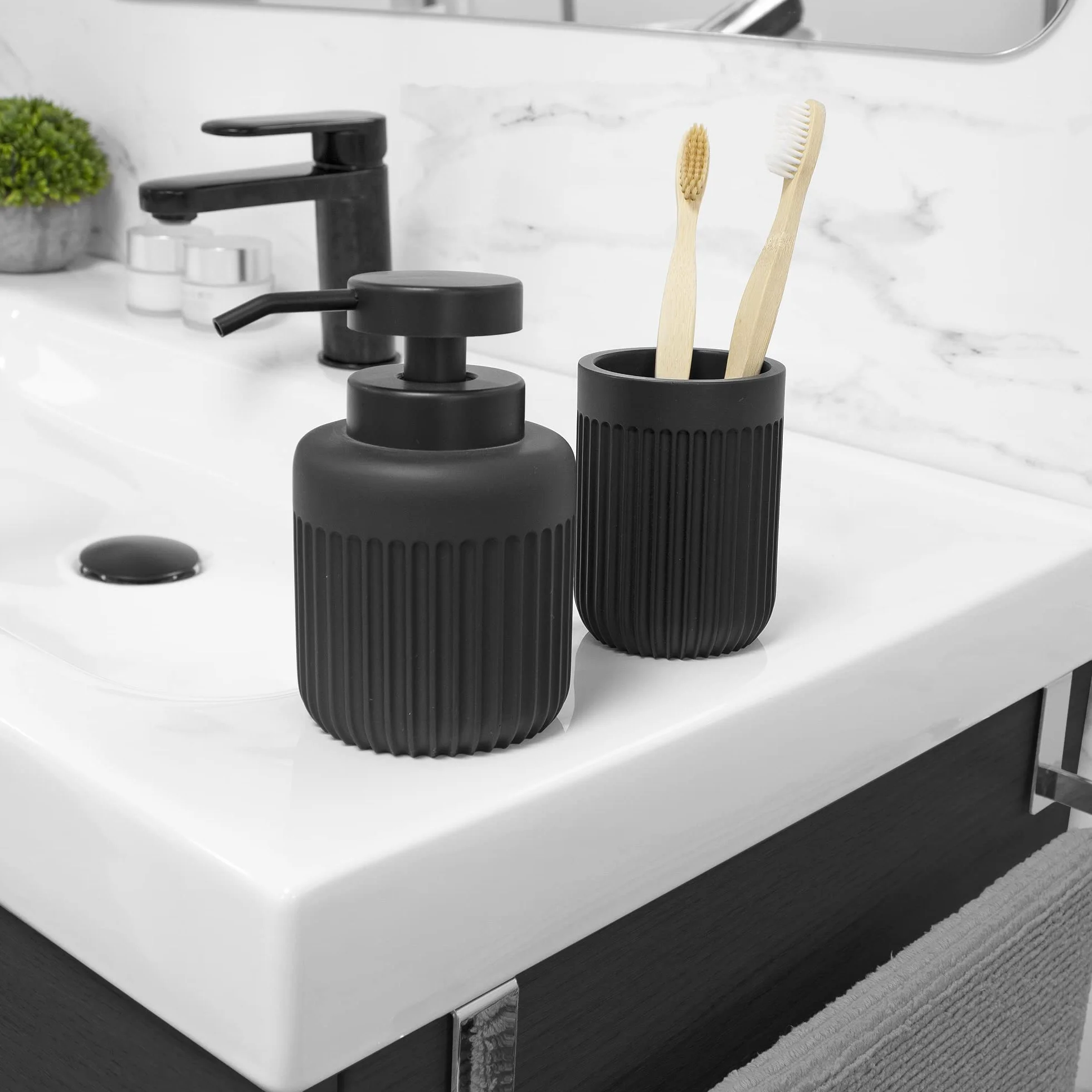 Vaso Cepillo Dientes Serie Urban Negro Mate Resina 7.2 cm x 9.7 cm