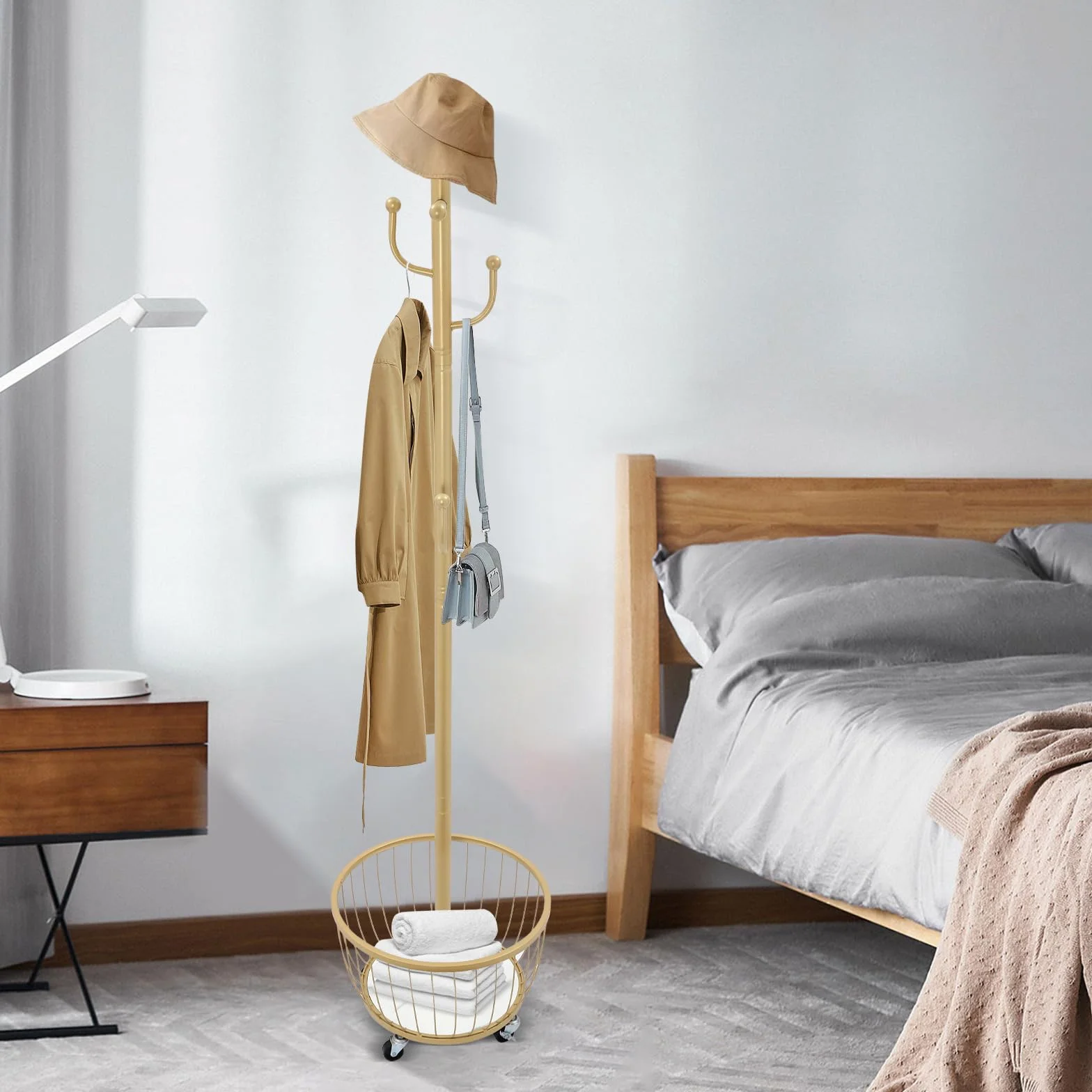 Perchero de entrada con cesta de almacenamiento, perchero de pie con cesta de almacenamiento y bicicleta móvil, 6 ganchos, altura 168 cm (dorado)