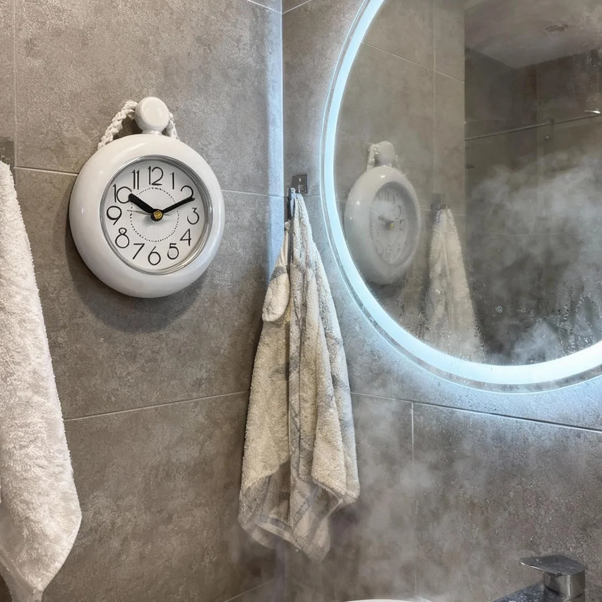 Reloj colgante digital para baño resistente al agua blanco pequeño