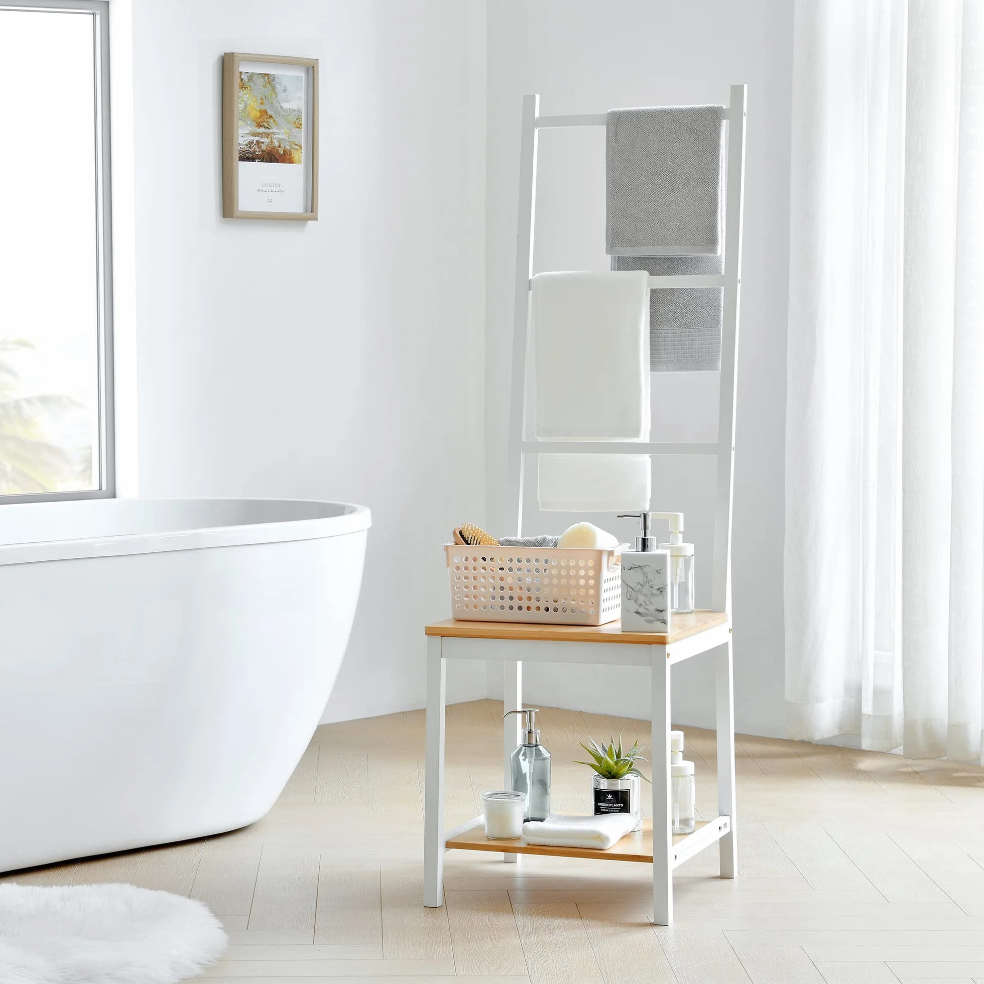 [en.casa] Galán de Noche para Dormitorio Baño Perchero con 2 Estantes y 3 Barras Silla Colgador para Prendas Toallas Bambú 133 x 40 x 42 cm Blanco Natural