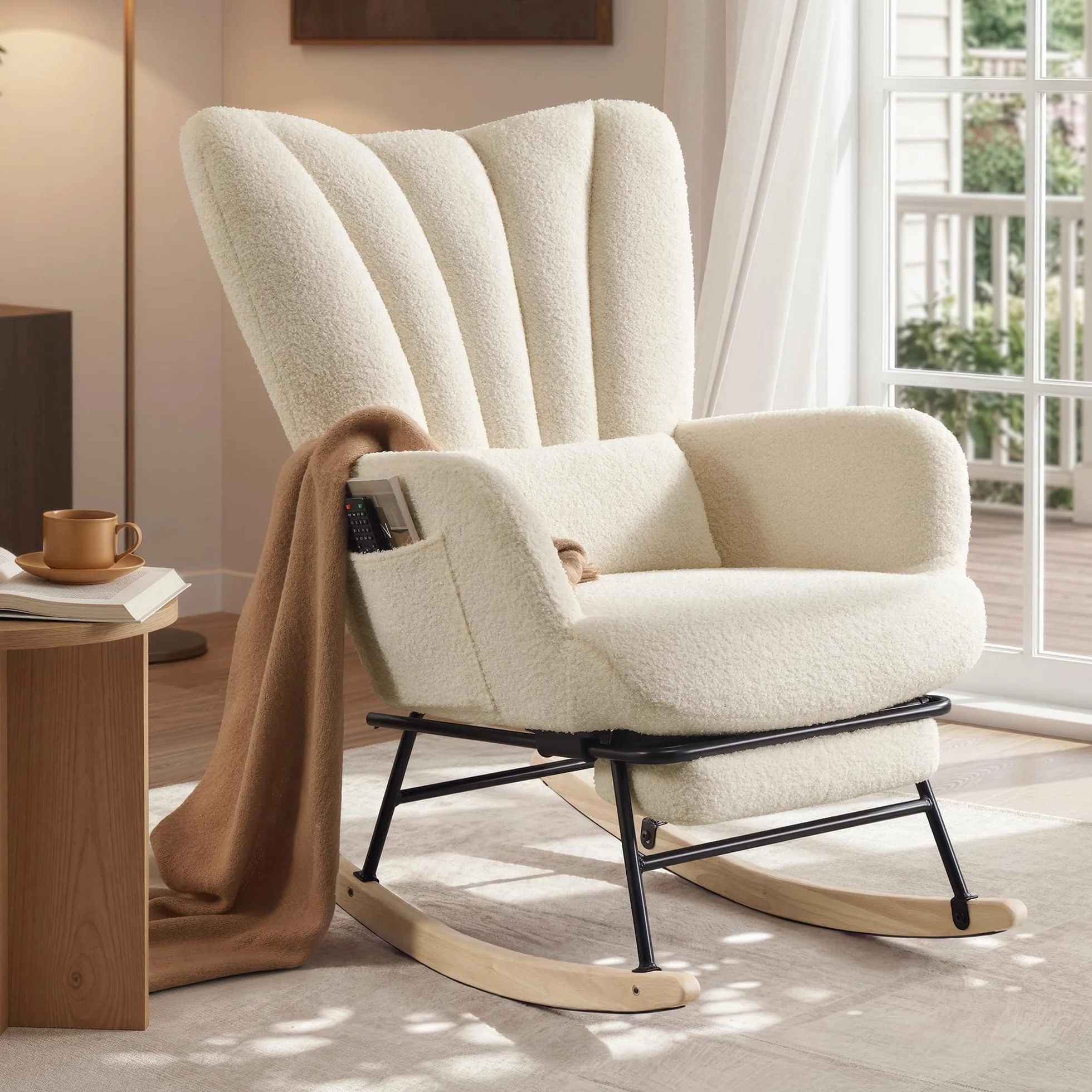 SONGMICS Silla Mecedora, Sillón Mecedora con Reposapiés Extraíble, Cojín Extraíble, Bolsillos Laterales, Patas de Madera, Tejido de Felpa, para Dormitorio y Salón, Blanco Crema LYY018W101