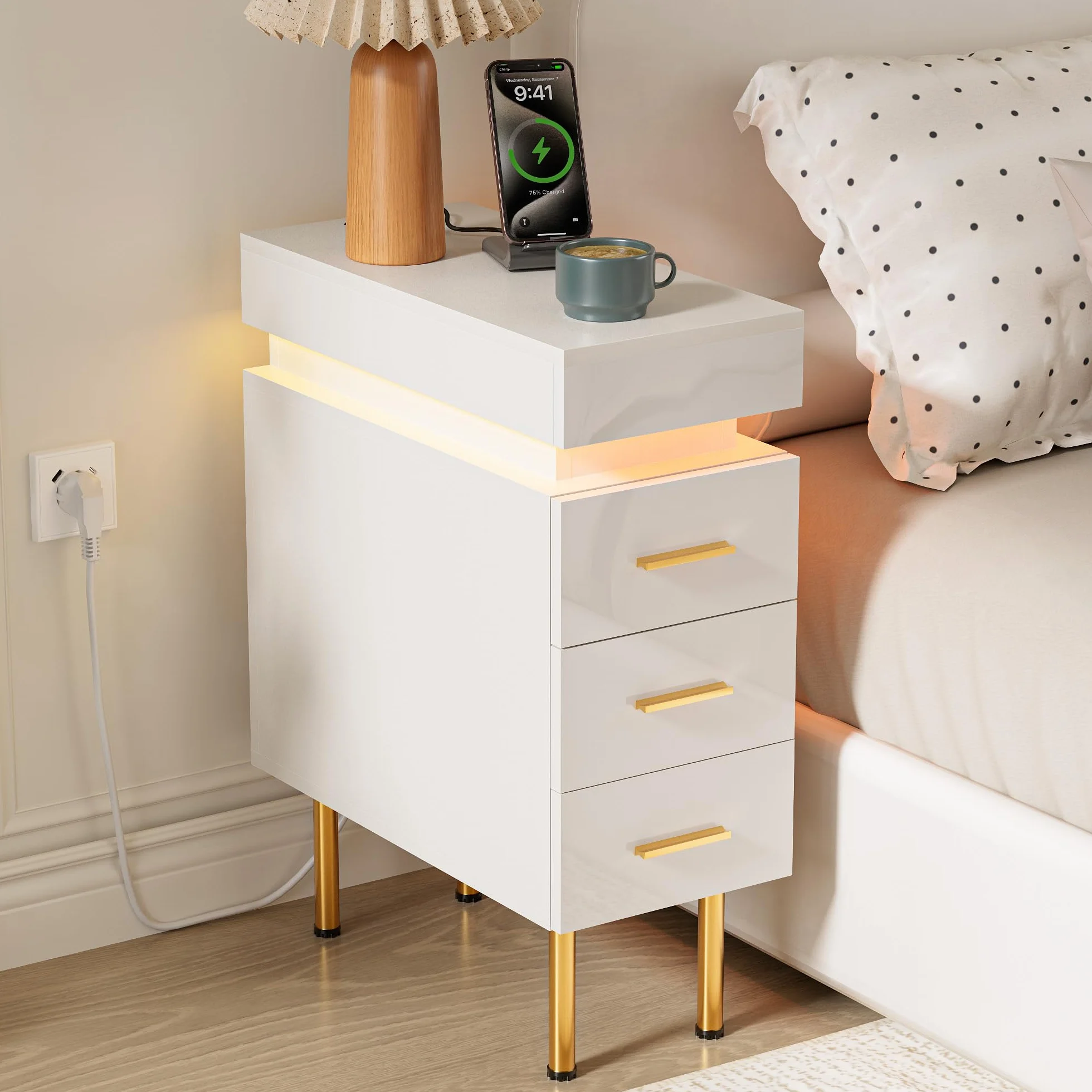 Mesita de Noche Estrecha con Enchufe y Tira de luz RGB Mesitas de Noche Estrecha con 3 cajones, Patas de Metal Dorado Mesillas de Noche para Dormitorio, Salón Blanco