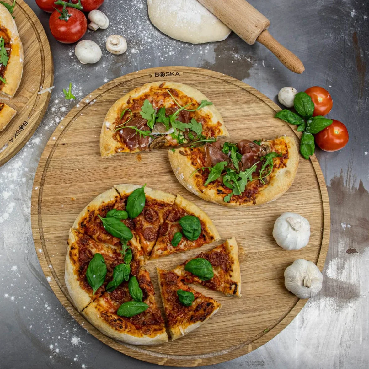 BOSKA Tabla de pizza Friends XXL - Plato de pizza de madera de roble - Diámetro: 47 cm - Plato de pizza redondo con bandeja de recogida práctica - También apto para desayuno, almuerzo y