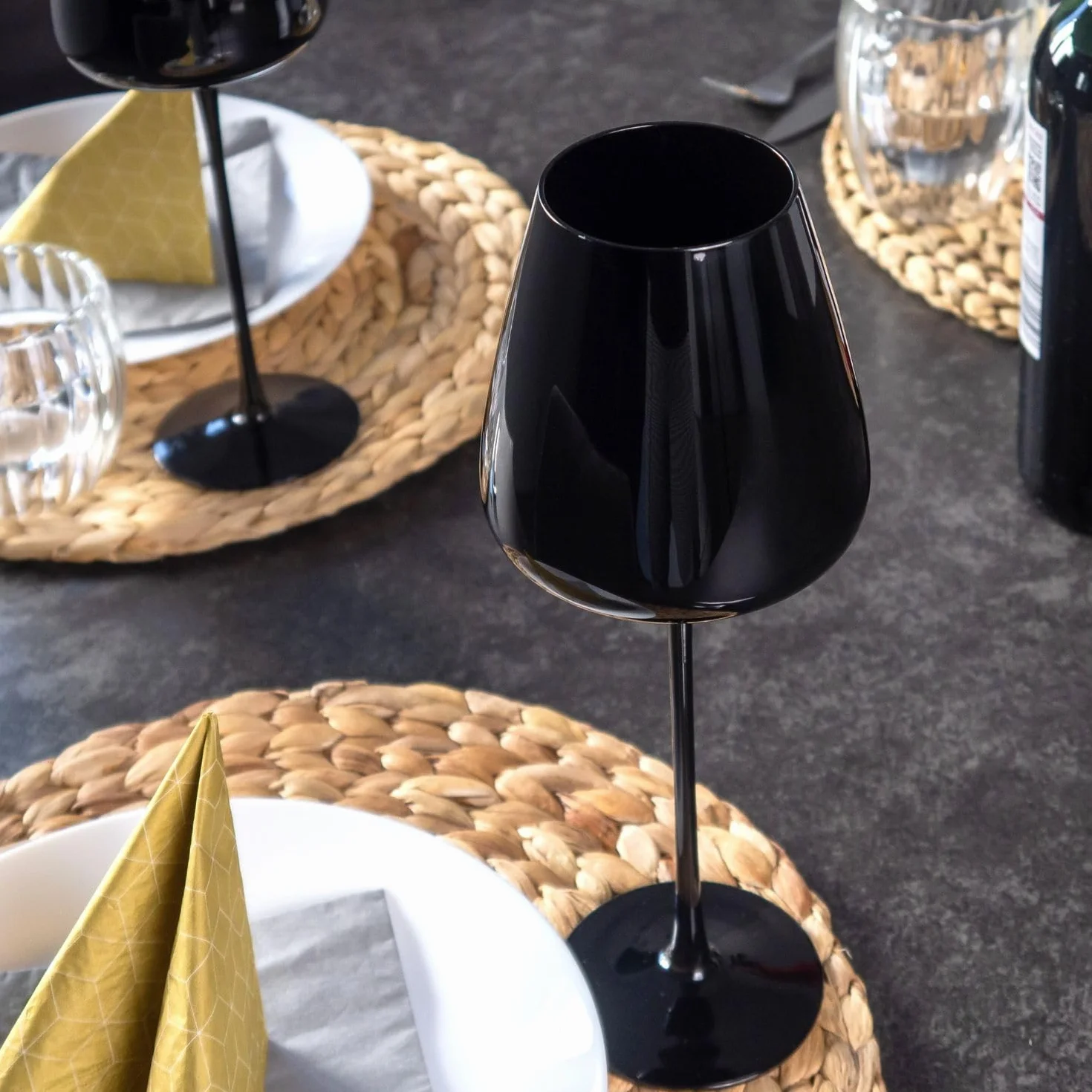 INTIRILIFE 4x Copa de vino con diseño moderno en Negro - Capacidad de 500 ml - Copa para vino tinto vino blanco, cáliz, apto para lavavajillas, vidrio de cristal, resistente a golpes