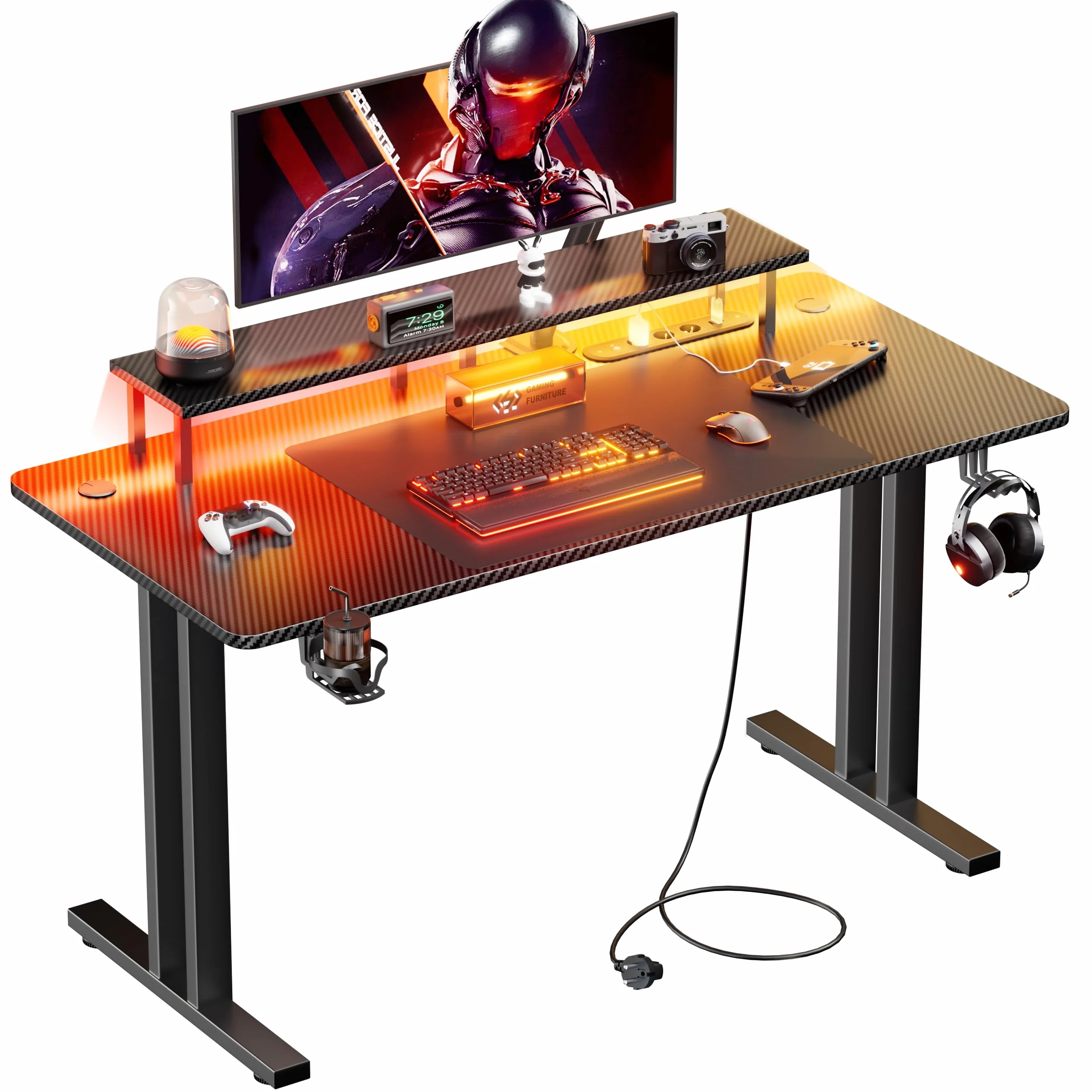 HLFURNIEU Mesa Gaming LED 140 x 60 cm, Escritorio Gaming con Enchufes & Puertos USB, Mesa Gamer con Soporte para Monitor, Portavasos y Gancho para Auriculares, Superficie de Fibra de Carbono, Negro