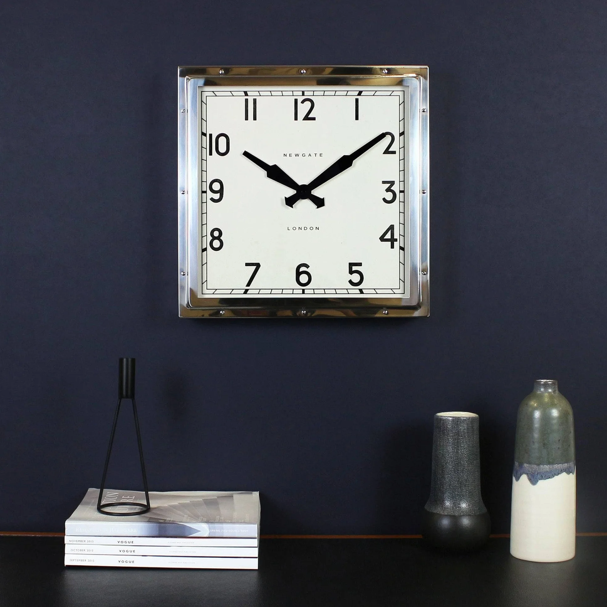 NEWGATE® Quad Reloj de Pared | Diseño de Acero Inoxidable Pulido Cuadrado Grande | 40cm | Reloj Industrial icónico de Estilo Mediados de Siglo para Cocina, salón u Oficina