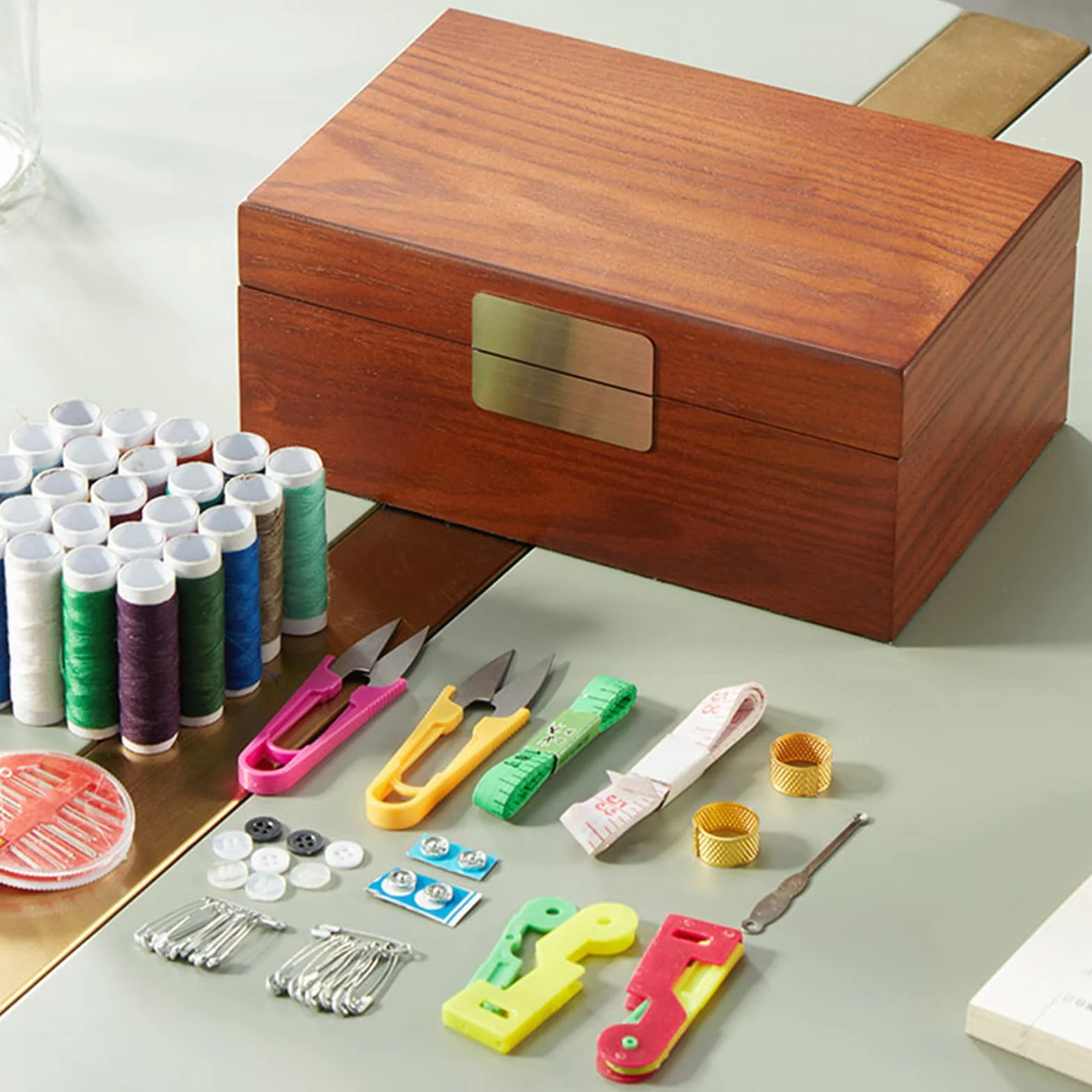 Kit de costura, caja de costura, kit de costura para adultos, cesta de costura de madera, caja de costura con kit de costura, accesorios para el hogar, juego de costura para principiantes, marrón