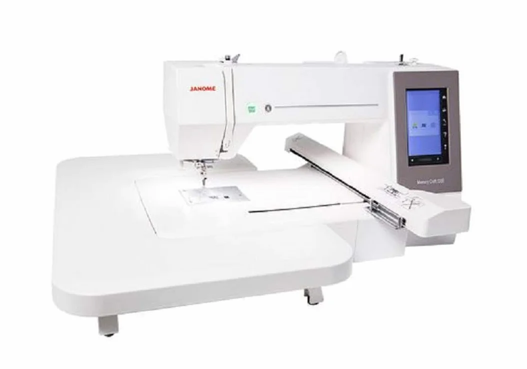 Janome Memory Craft 550e - Máquina de Bordar con Pantalla Táctil Multicolor de 110,9 x 62,8 mm, Superficie de Bordado Máx. 360 x 200 mm, 180 Diseños de Bordado