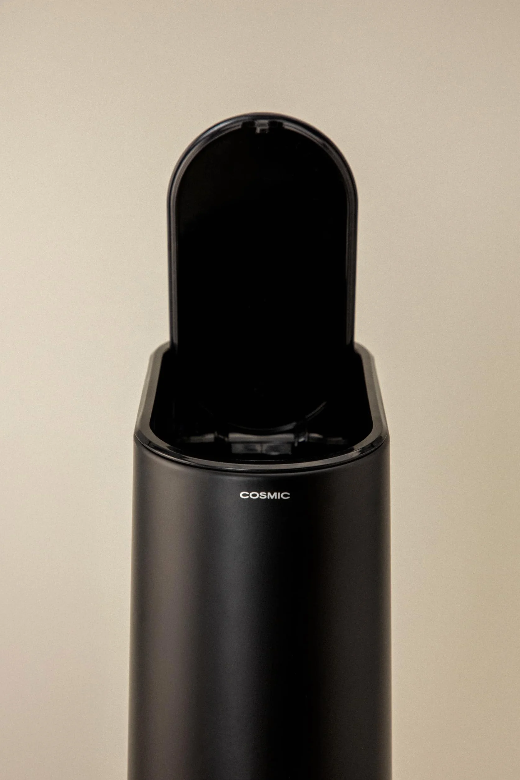 COSMIC Papelera Baño Cocina Compacta 2,5L Apertura Pulsador Diseño Ovalado Sand