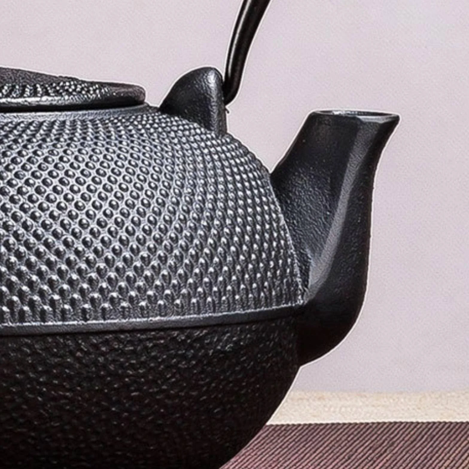 Tetera de Hierro Fundido Tetera Hervidor Kettle Jarra con Superficie Texturizada y Mango Antideslizante Adecuada para, Array, Negro, Tradicional Con Textura De Gránulos, 2.2L