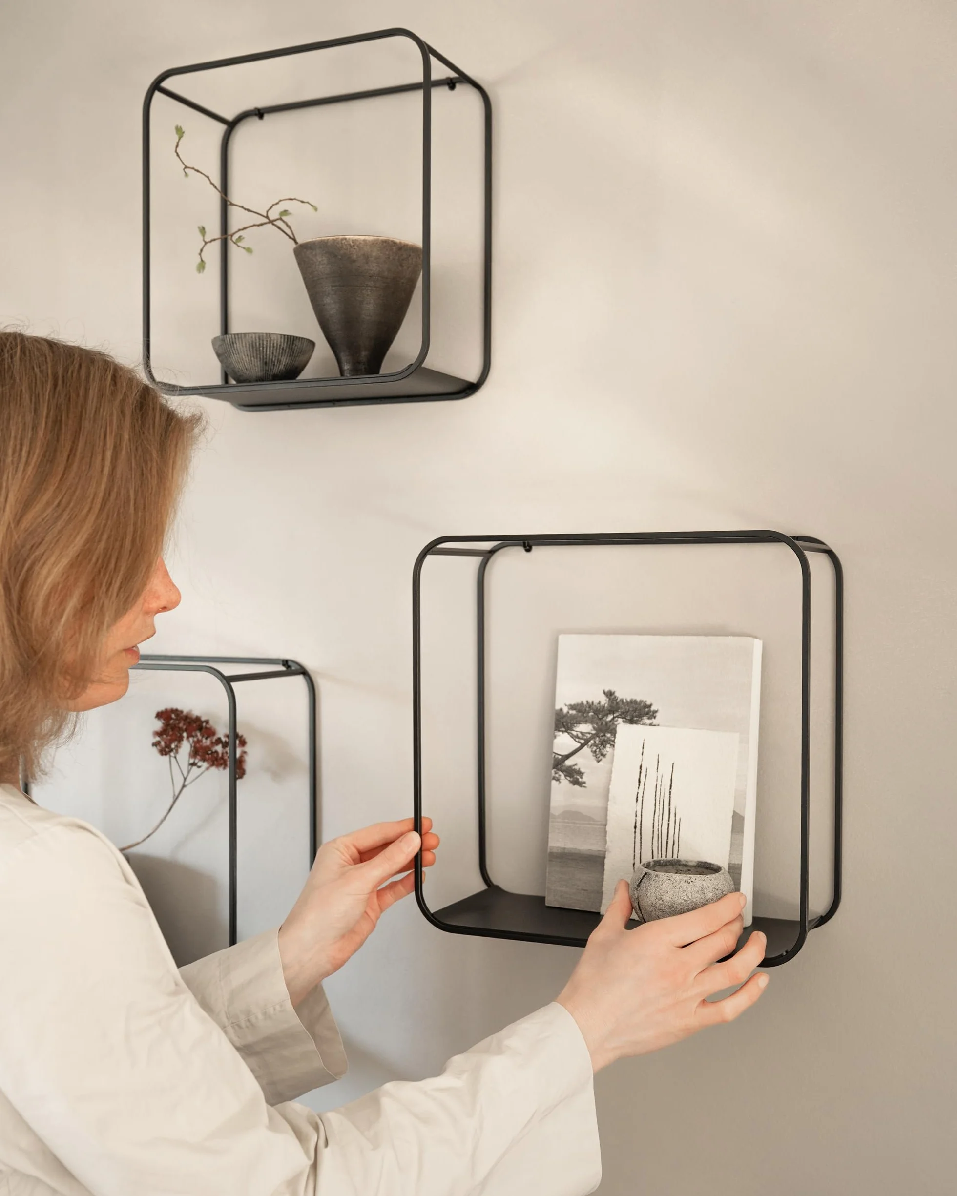 Kazai. Set Estantería de Pared 'Noora' | 3 Baldas Flotantes de Metal con Diseño Moderno | Decoración y Almacenaje para Salón, Pasillo, Cocina o Dormitorio | Negro