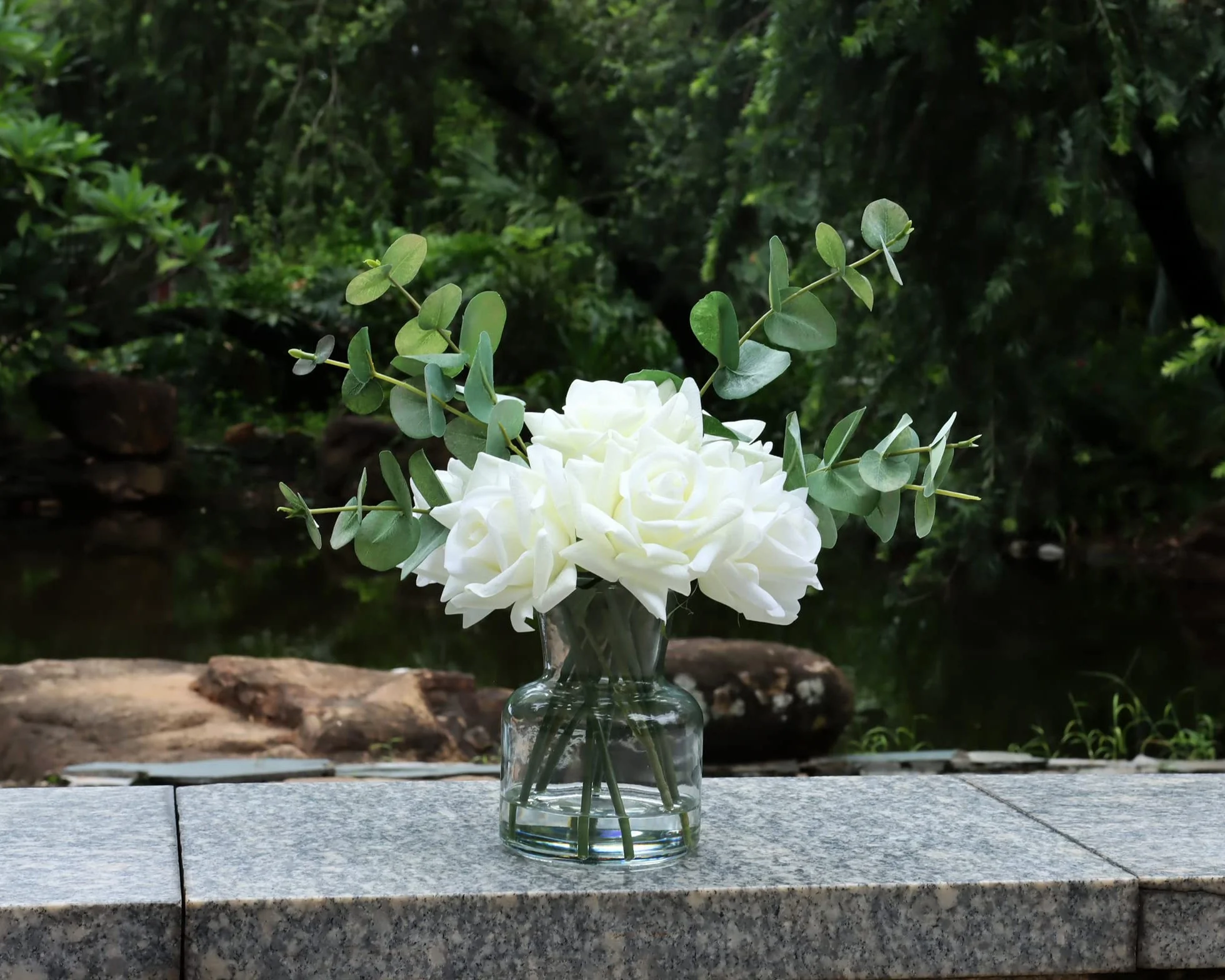 Flores Artificiales de 14 Pulgadas con Rosas Blancas en jarrón, Flores Falsas en jarrón de Agua Artificial, arreglos Florales de Seda en jarrón con Flores Artificiales para decoración de Mesa