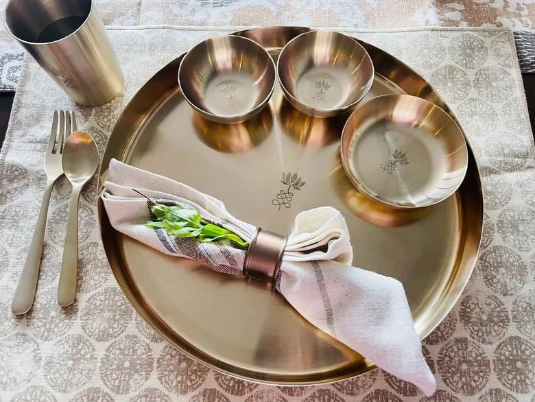 Juego de vajilla con grabado de loto de bronce, material de bronce puro, diseño elegante para cenas, comedor en casa, vajilla lista para regalo