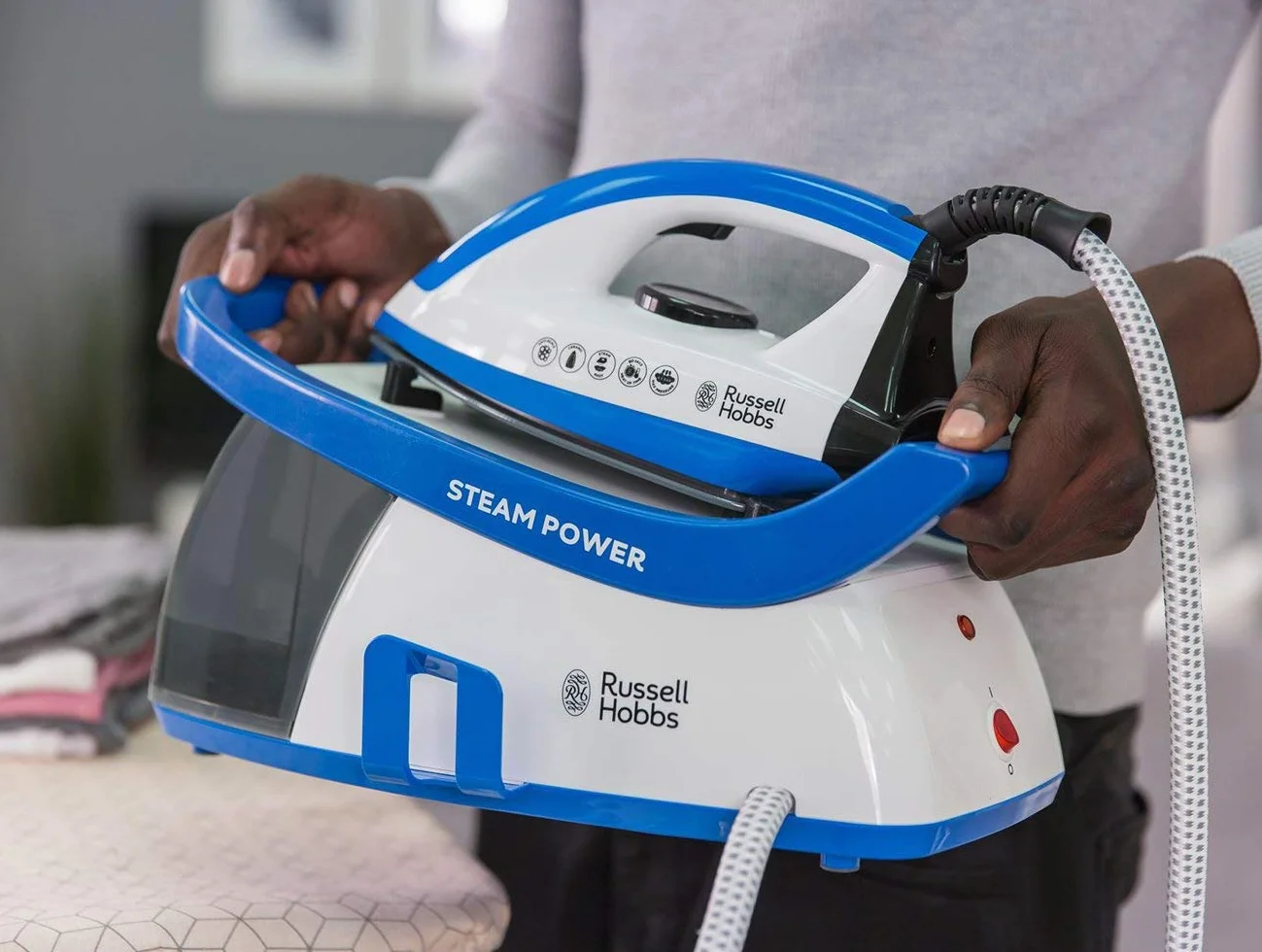 Russell Hobbs Centro de Planchado Steam Power - 2600 W, Suela Cerámica, Presión 4,5 Bares, Depósito 1,3L, Antical, Golpe Vapor 120 g, Recogecable, Indicador Luminoso, Blanco y Azul - 24430-56