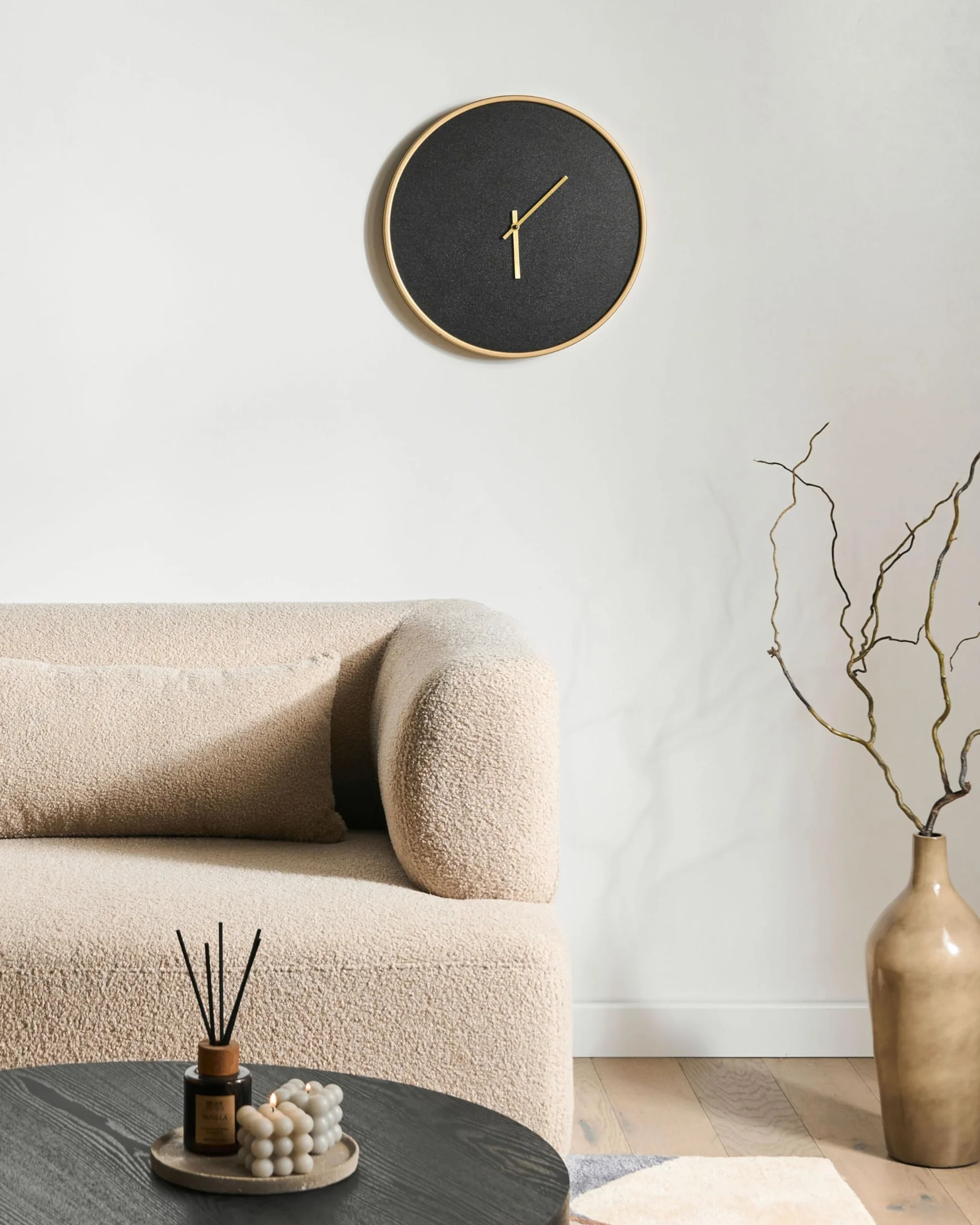 Beliani Reloj de Pared Moderno Industrial de Estilo Minimalista en Tono Dorado MDF Negro Mate Lucens
