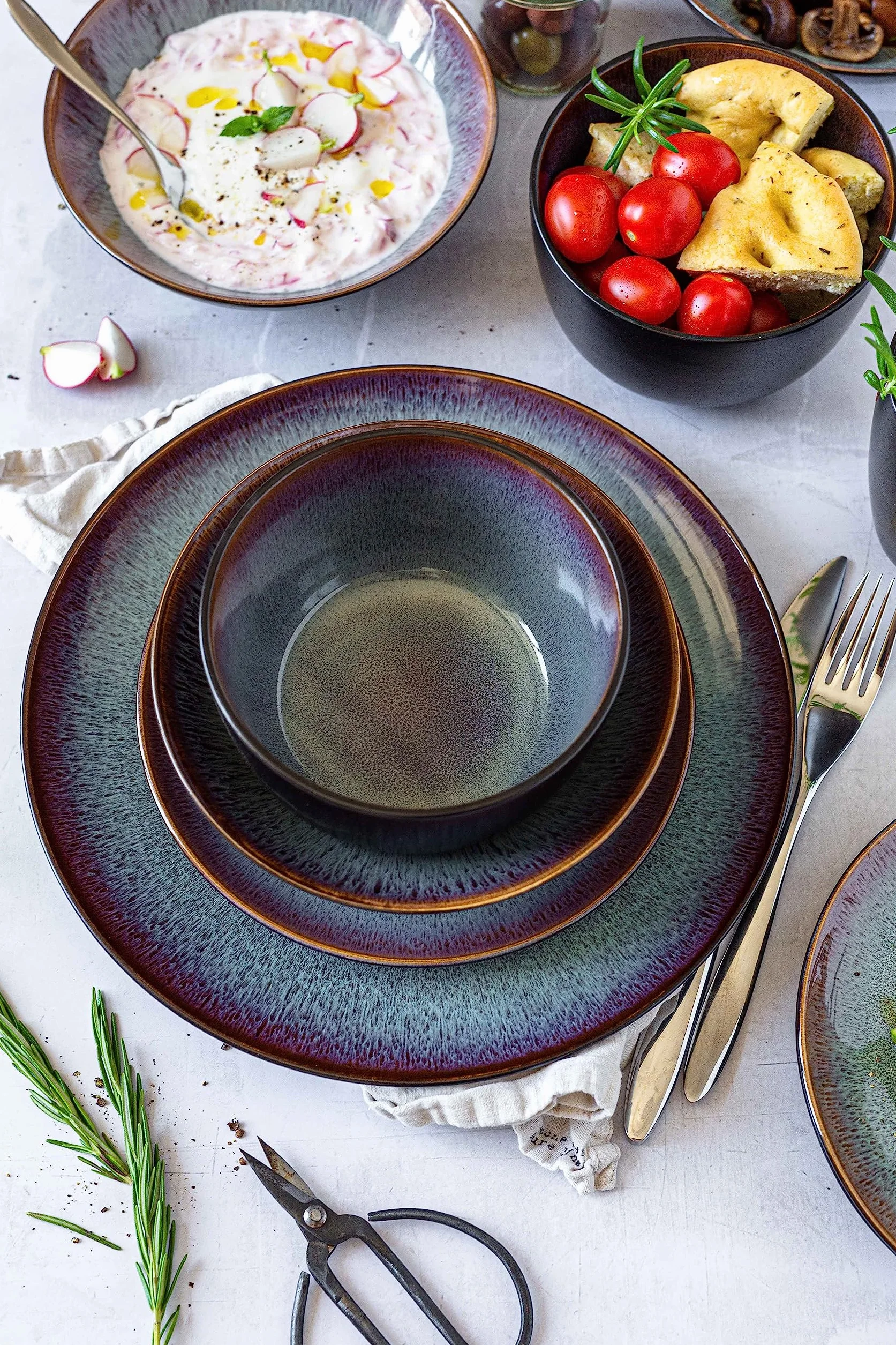 MÄSER 935130 Serie Teona - Juego de 4 platos hondos con esmalte reactivo verde-marrón, 4 platos grandes para pasta y sopas de cerámica en forma moderna y discreta de Coupe, gres