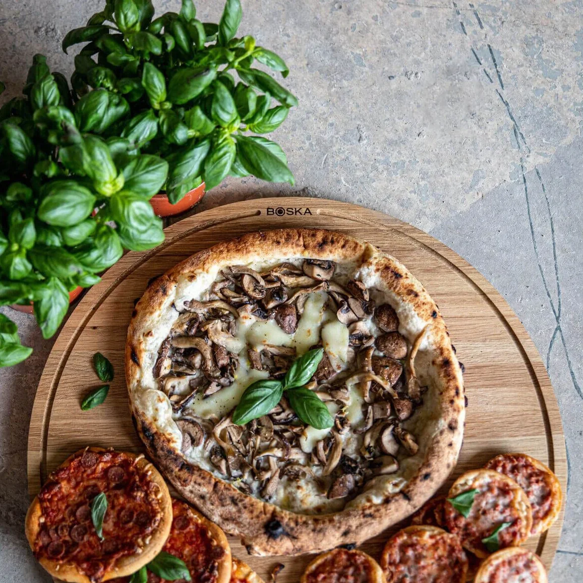 BOSKA Tabla de pizza Friends XXL - Plato de pizza de madera de roble - Diámetro: 47 cm - Plato de pizza redondo con bandeja de recogida práctica - También apto para desayuno, almuerzo y