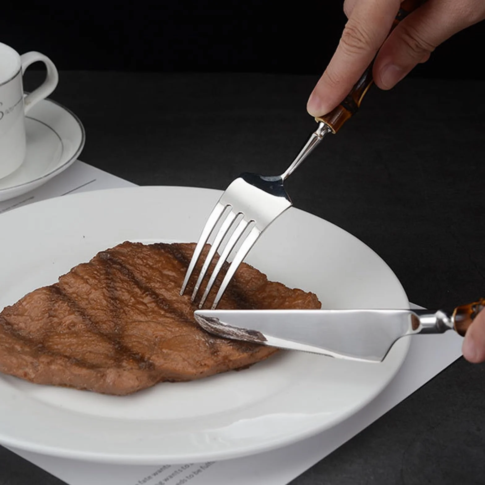 Este Juego de Cubiertos de bambú y Madera para 6 Personas Incluye un Elegante Juego de Cubiertos de Acero Inoxidable para la Mesa, Ideal para el hogar, la Cocina o el Restaurante. Cuenta con