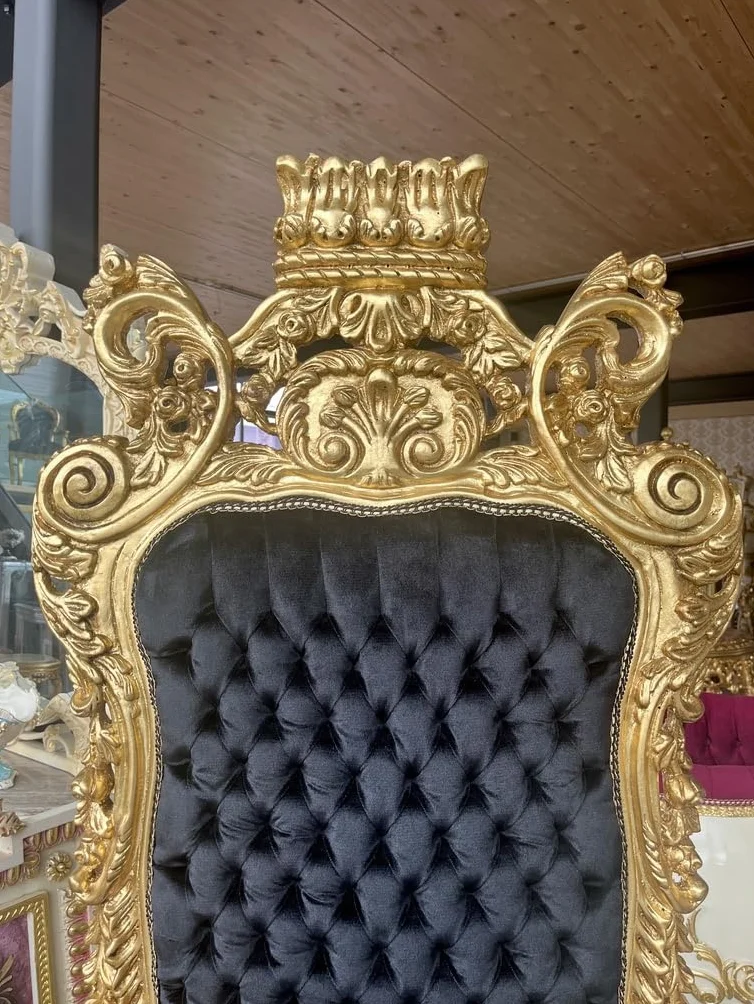 CasAmin Home & Living Sillón gigante con corona dorada, trono de terciopelo negro con mechones de pelo en estilo barroco con acabado dorado para decoración comercial como decoración de fiestas y