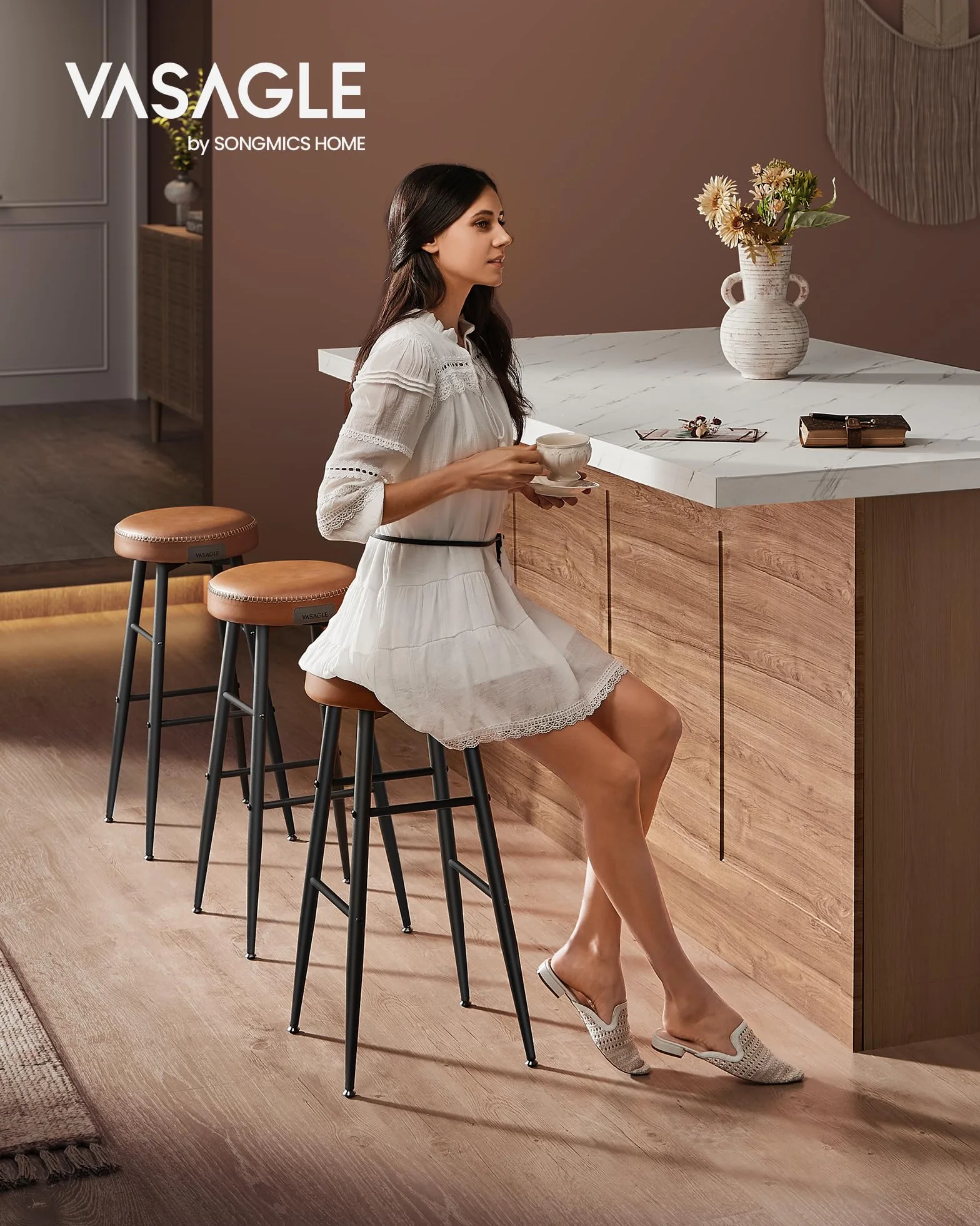 VASAGLE EKHO Colección - Juego de 4 Taburetes de Bar, Taburete Cocina, Taburete Desayuno, Cuero Sintético con Costuras, Moderno Siglo Medio, 76,2 cm Alto, Silla Comedor, Fácil Montaje, Marrón Caramelo