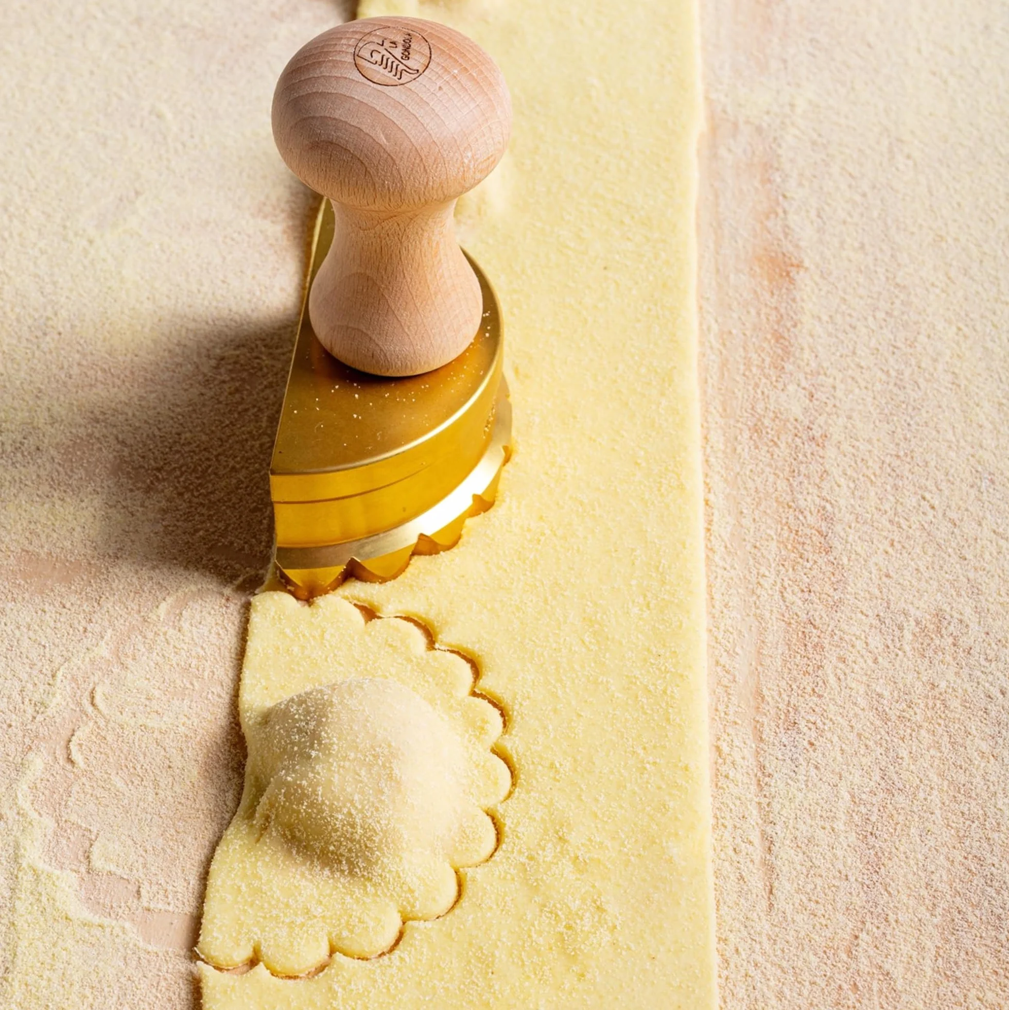 La Gondola Cortador de Raviolis Caseros - Forma Mezzaluna (Medialuna) 90 mm | Cortapastas de Latón y Madera | Cortador de Pasta Robusto y Fácil de Usar | Utensilios para Pasta Fresca Hechos en Italia