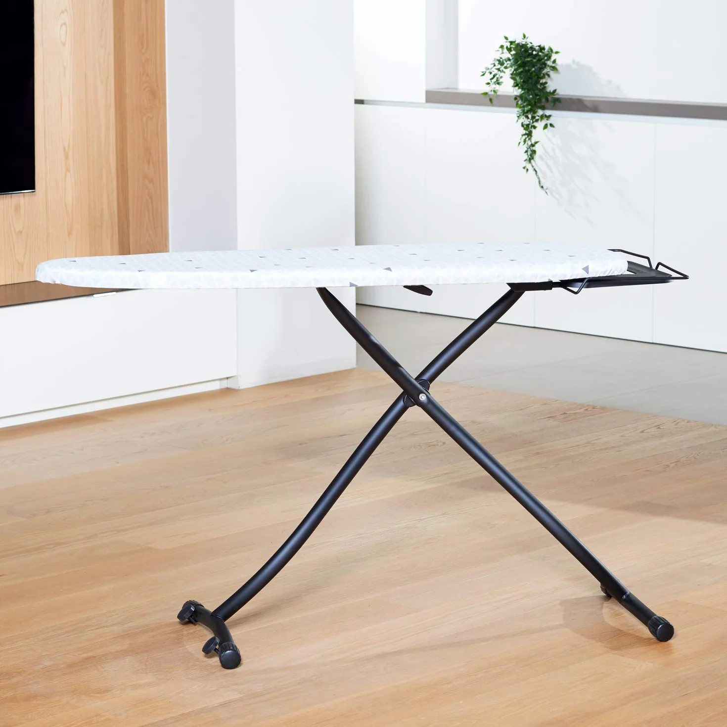 Taurus - Tabla de Planchar | Plegable | Fácil almacenaje | Apta para centros de Planchado | Altura Regulable 98 cm | Apta para Planchar Sentado | 100% algodón | 130x48cm