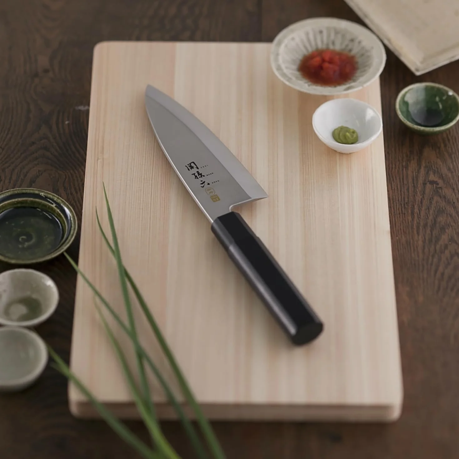 KAI Seki Magoroku Kinju y Hekiju Deba 16,5 cm longitud de la hoja - 8A solid & SUS420J2 - 58 & 56 (±1) HRC - hecho a mano - madera Pakka & plástico PP - cuchillo japonés - Hecho en Japón