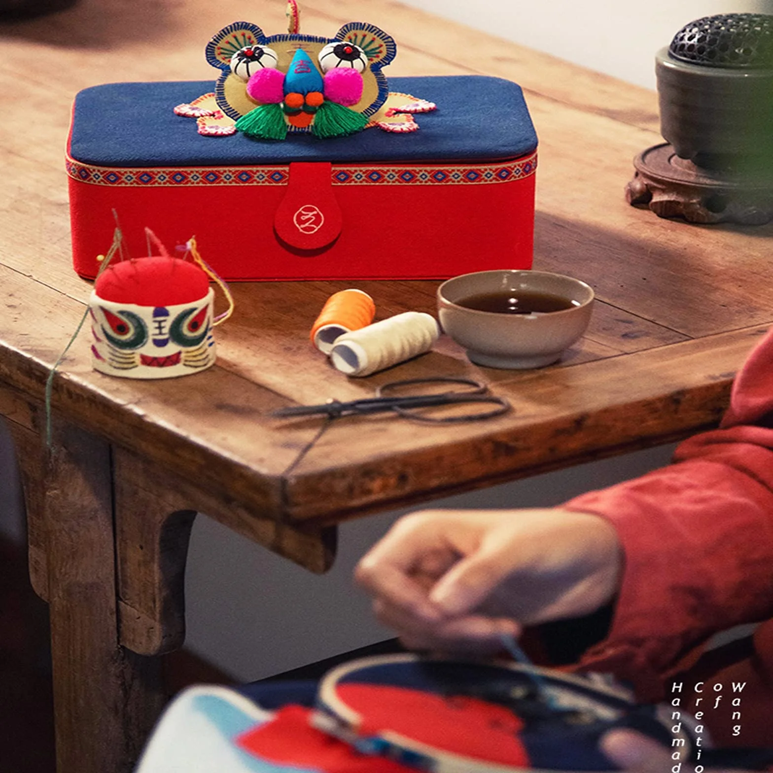 Caja de Costura, Kit de Costura, Caja de Costura Bordada Hecha a Mano con Accesorios, Adecuada for Principiantes, Mujeres, Rojo, 15,5x23 cm