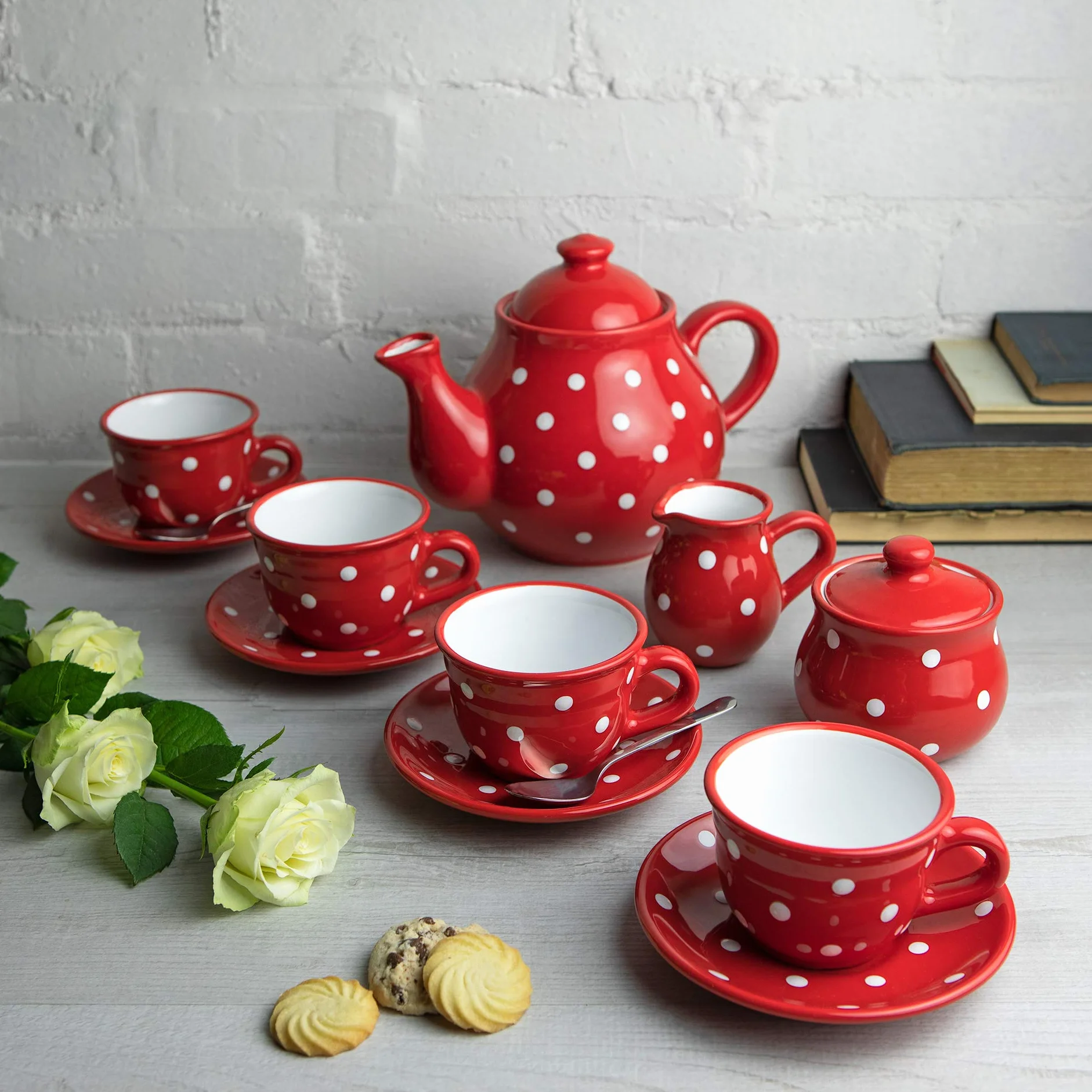 City to Cottage® Set Grande de Tetera, Jarra de Leche y Azucarero de Cerámica con Diseño de Lunares con 4 Tazas y Platitos Hecho y Pintado a Mano en Rojo y Blanco, 1,7 L/60 oz/4-6 Tazas