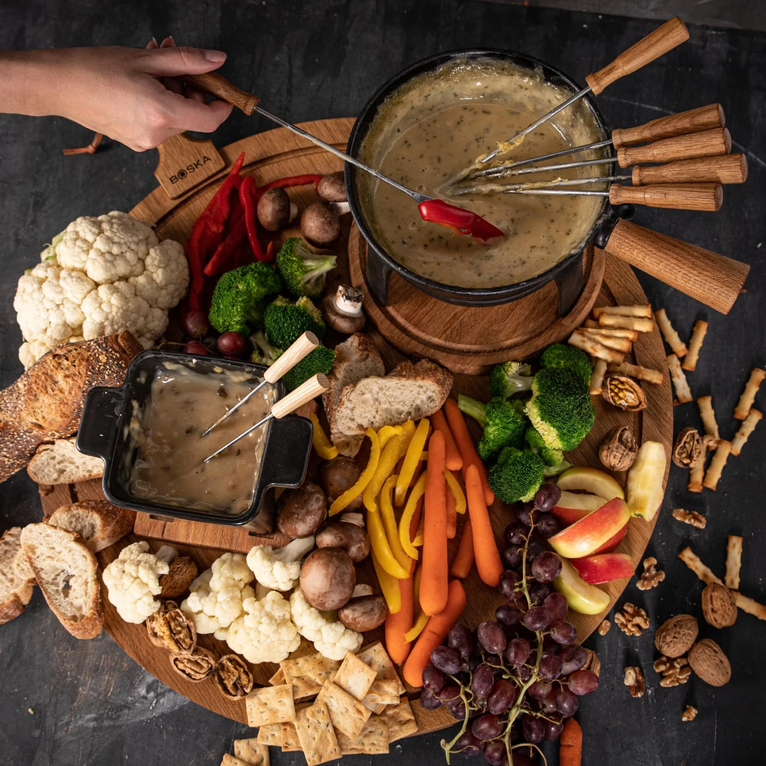 BOSKA Juego de fondue Pro L - Juego de fondue de alta calidad - Juegos de fondue de queso - Olla de fondue de hierro fundido - Adecuado para cualquier estufa - Incluye 6 tenedores de fondue de madera