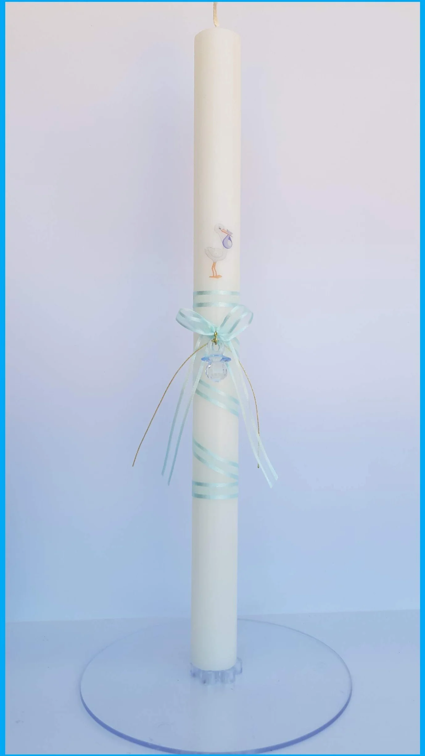 VELA BAUTIZO CERA BLANCA 3x40CM DECORADA LAZO CHUPETE CIGÜEÑA ADHESIVA AZUL