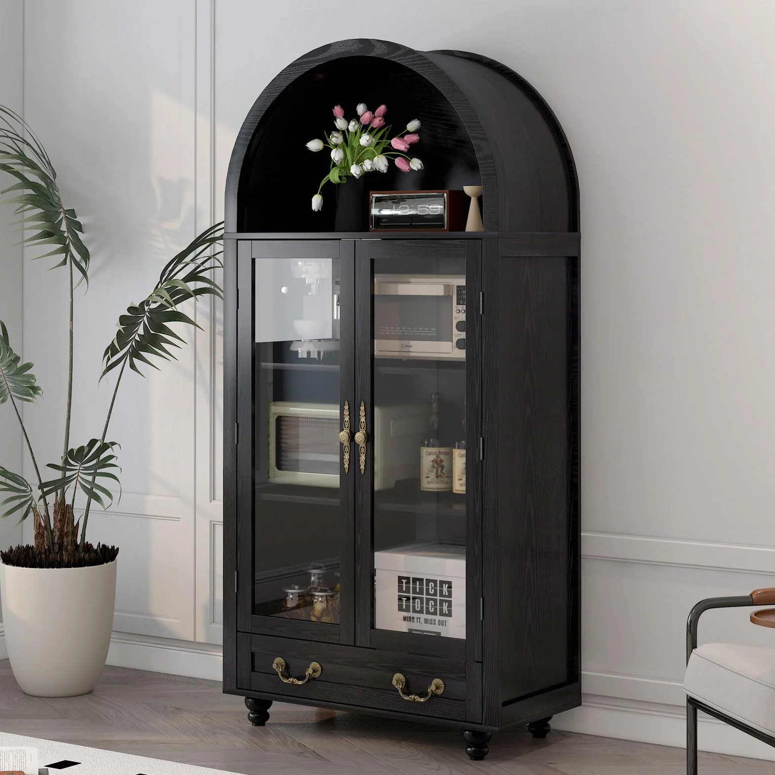 Vitrina de madera con puertas de cristal y parte superior en forma de arco, amplio espacio de almacenamiento para libros, platos y más, acabado negro resistente con asas doradas, 31 pulgadas